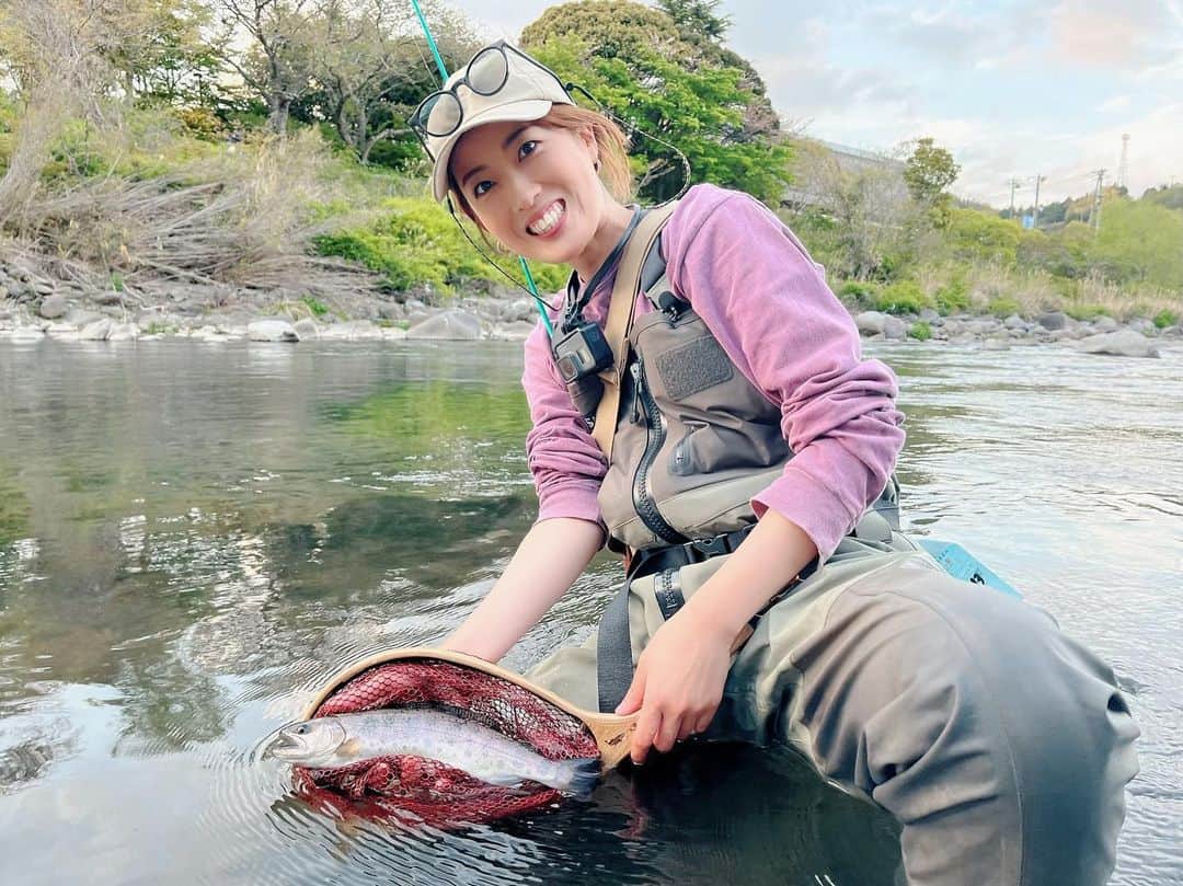 岡田万里奈さんのインスタグラム写真 - (岡田万里奈Instagram)「. . . . きのうは、早川へ行ってきました！ . 午前中は、放流のお手伝い。 →午後は釣り。 . 自分で放して、自分で釣る・・ 何してんだと思われそうだけど、 魚がいなくちゃ釣りははじまらないので、 魚を増やす活動も大事なんですよね！ . 初めて行った川だったけど、 魚が大きくて、本当にたのしかった〜😊 . やっと釣れたヤマメは 今回も泣き尺・・・惜しい！笑 . ハピソンさんのメジャーによると、29.4cm・・・ またきてねってことかな♪笑 . . . #箱根早川でcr #早川 #渓流解禁 #rainbowtrout  #ヤマメ #hapyson  #riverfishing  #fishinglife  #fishingtrip  #釣りガール #おかまりが釣ってきた」4月14日 20時13分 - lovendor_okamari