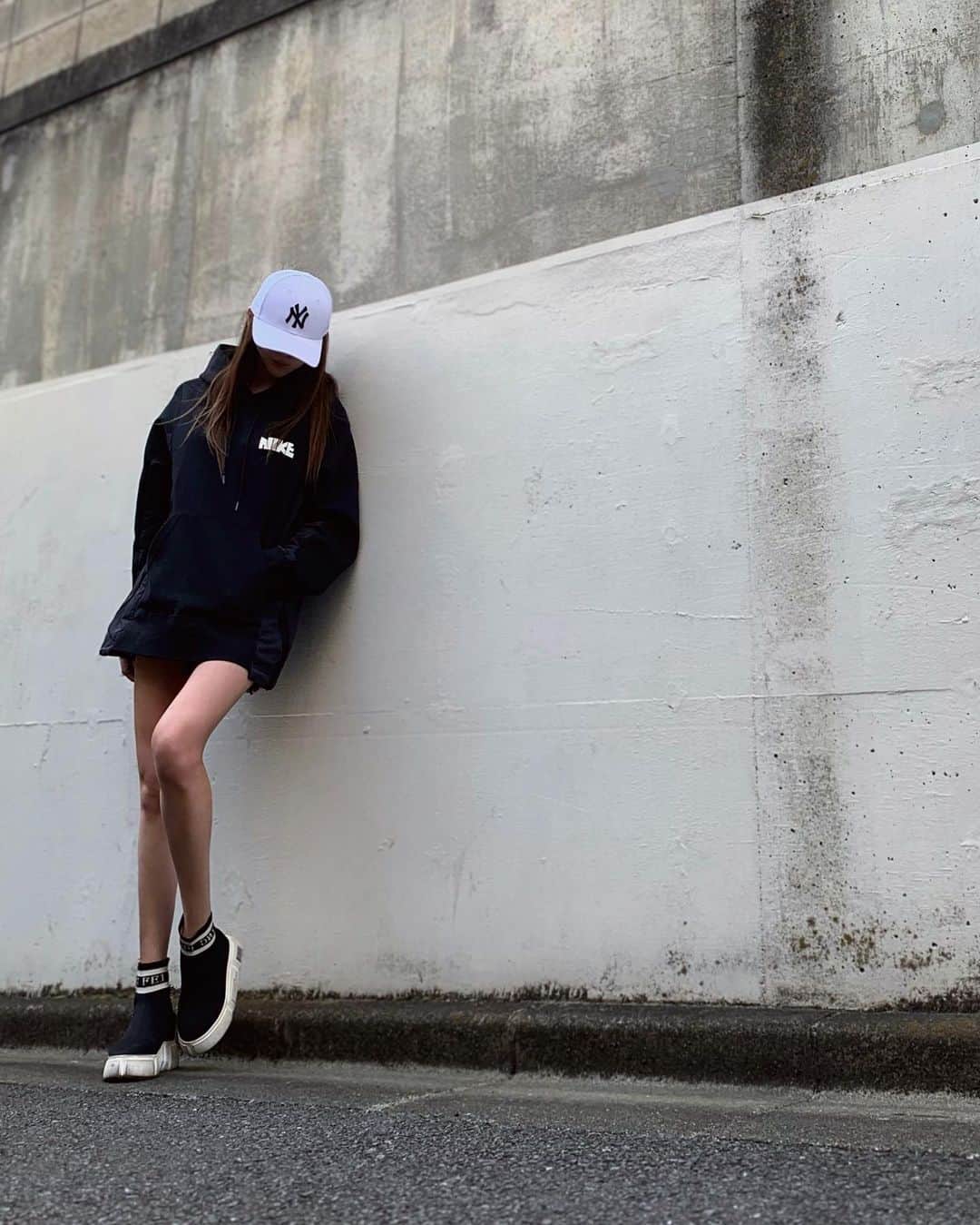 のインスタグラム：「#ootd  Nike x Sacai Hoodie  NEW ERA CAP  ────────────────────────── #nike #nikesacai #nikesacai #nikesacaihoodie #sacainike #newera #boysfashion #casualstyle #capecod #ナイキ#ナイキコーデ #カジュアルコーデ #ラフコーデ」