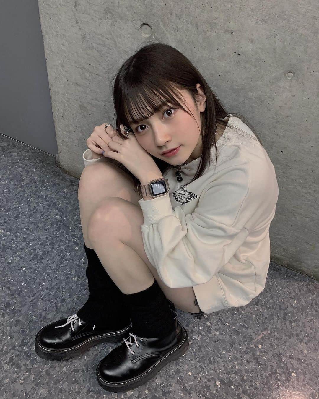 のインスタグラム：「ㅤㅤㅤㅤㅤㅤㅤ︎︎ 昨日まで半袖だったのに急に寒くてトレーナー着た ^._.^ ‎ ⁡  #アイドル #양복 #아이돌 #고교생 #idol #japan #03 #2003 #ootd #outfit #fashion #bubbles #猫背」