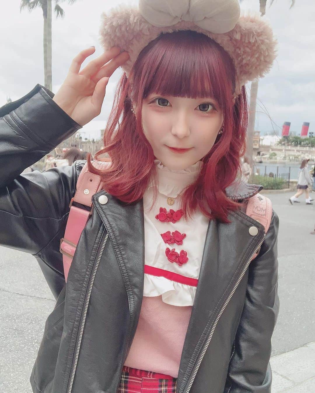 高梨あいのインスタグラム：「🐭🌈🌊 ソアリン乗れなかったし人がとても沢山いた ・ ・  #自撮り #自撮り女子 #selfie #selfies  #地雷系 #地雷女子 #地雷系女子 #派手髪 #pinkhair #ハイトーンカラー #赤髪 #20years #20yearsold  #Japanesegirl #likeforlikes #l4l」