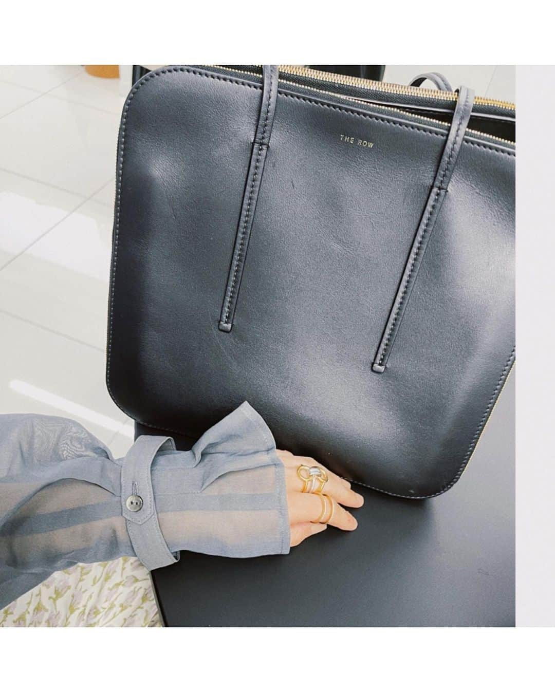 佐々木希さんのインスタグラム写真 - (佐々木希Instagram)「tops.pants #iNtimite bag #THEROW sandal #enföld  ring #charlottechesnais #hirotakajewelry   私服です☺︎」4月14日 20時55分 - nozomisasaki_official