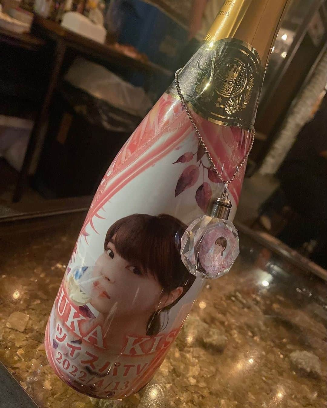 岸明日香さんのインスタグラム写真 - (岸明日香Instagram)「昨日はツイスパメンバーで念願のバベバーベ！！（バーベのBBQ）☀️  あんちょも来てくれてスタッフさん達とお誕生日お祝いしてくださりました😭💓 皆さん温かすぎる、嬉しすぎる🥲✨ プレゼントや、扶桑社さんが私のオリジナルシャンパンまで🥲💓 かわいすぎて飲めませぬ。（シャンパンあまり飲めないので丁度良かった🤣） ありがとうございます🥺✨」4月14日 21時01分 - aspoo02