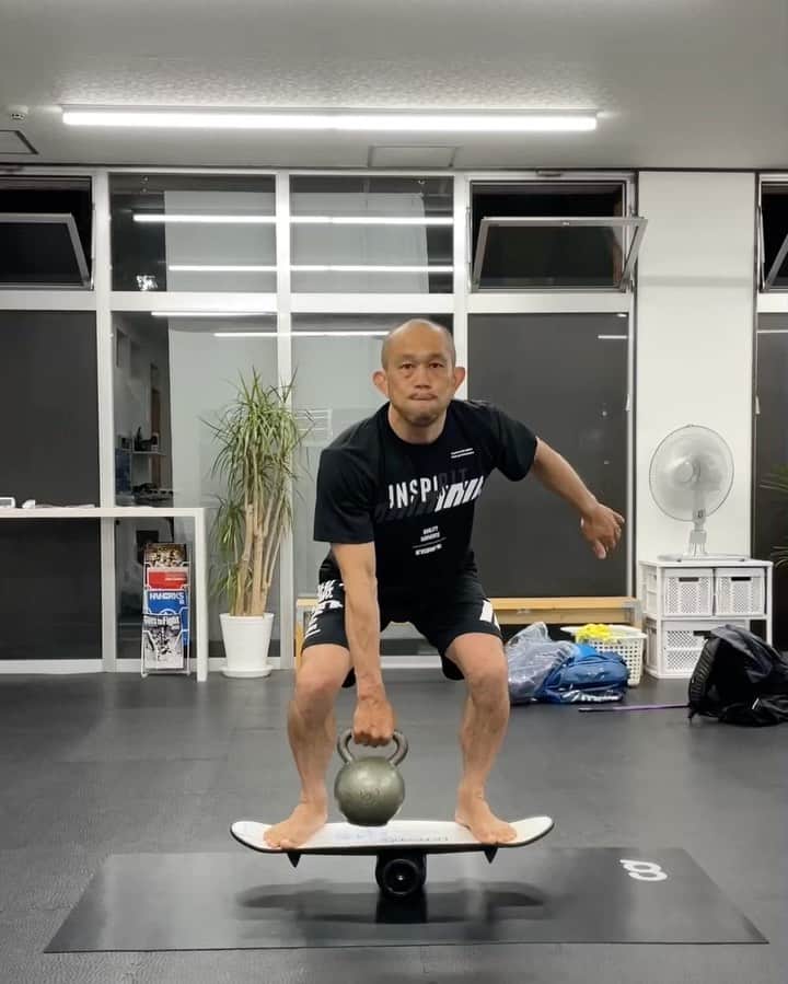 のインスタグラム：「新記録達成🎉 New record.🛹🏋🏻‍♀️（16kg. 8reps）  @inspirit_japan 新作上下も調子良し👍 👕DRY BIG Bar #3 ／黒　4,290円(税込） 🩳メッシュパンツ ミドル／黒　4,950円(税込) クーポンコード:MIS0122 #beatyesterday  #balanceboard #ketlebell  #ruminasatotrainingmethod  #mma #jiujitsu #kickboxing #yoga #surf #shooto #catchwrestling #movement #workout #rootsgym #格闘技 #柔術 #修斗 #キックボクシング #ヨガ #フィットネス #ワークアウト #筋トレ #ダイエット #小田原 #かまぼこ通り #会員募集中」