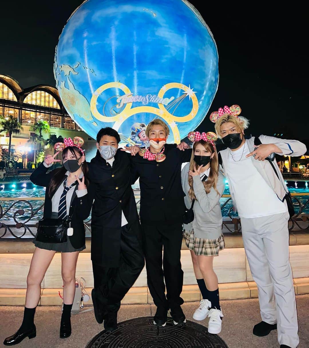 歩乃華（ほのらん）のインスタグラム：「卒業旅行はいつめんでディズニー💖 みんな3年間ありがとう😭 これから別々の道になるけど また遊びに行こな🫶🏻 1年のときクラス一緒になってよかった🥲🥲 辛い時いつも笑わせてくれてありがとう！ みんなと過ごした3年間忘れへん😭🔥 今日のYouTubeも観てください💓  #アラサー #制服でアルファード #ディズニー内で仕事しまくり」