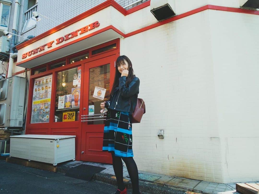 並木塔子のインスタグラム：「レトロワンピースとアメリカンなハンバーガー屋さん。  撮影　@noriko_kohara  場所　北千住 model 並木塔子  #カメラ女子 #photography #girl #japanesegirl」