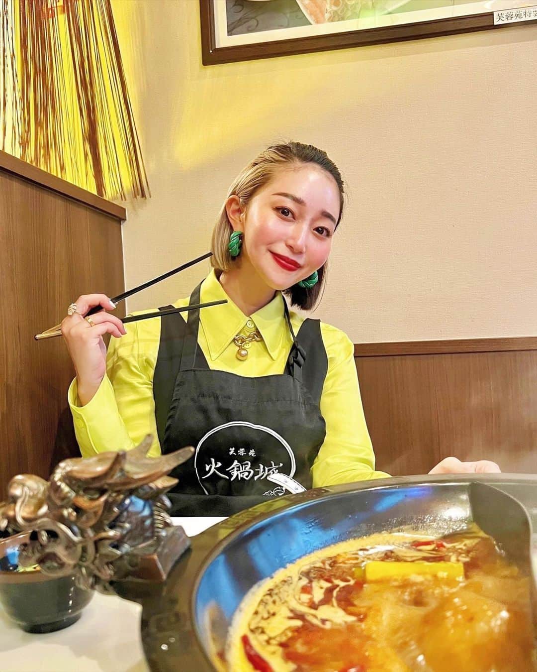 のインスタグラム：「昨日はハマり中の火鍋を食べに🔥 @fuyoen_hinabe 🔥 牛、ラム、豚にえびとつみれ、 お野菜と麺とデザートがついた火鍋コースに🔥 つけだれが何種類もあって味変出来るし 大好きなパクチーも大量に入れれて最高でした🤭 辛くて美味しかった〜また行きたいなん🔥 #fuyoen#芙蓉園#火鍋 #🔥#🇨🇳」