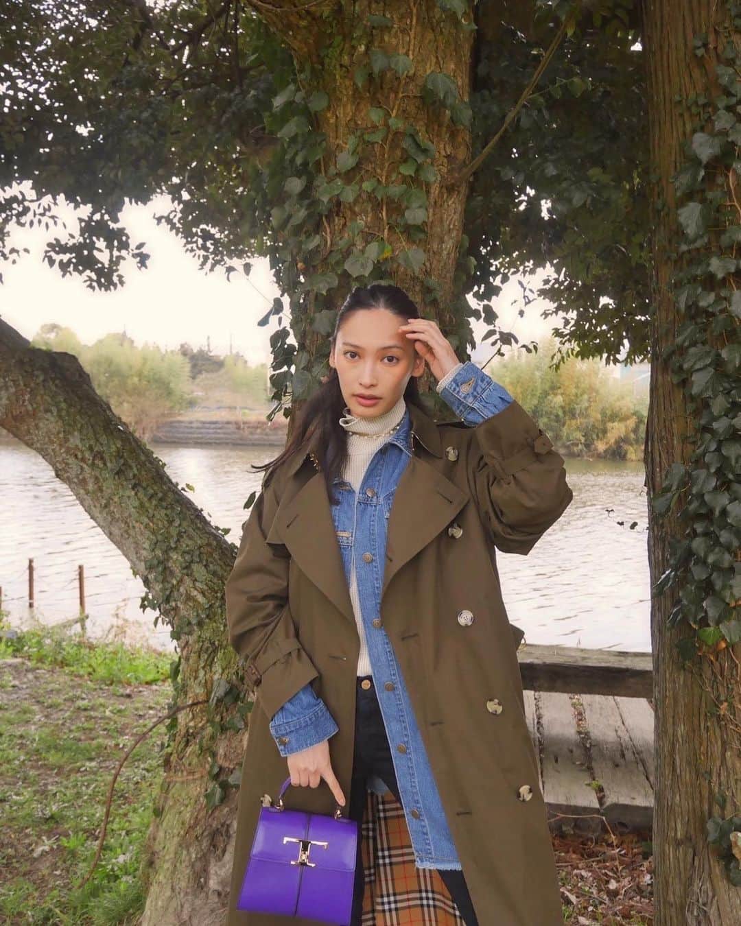 大政絢のインスタグラム：「#今日の絢服  今日はドラマ「理想ノカレシ」の新たな発表がありましたがご覧頂けましたか？☺️ 少しずつ準備が始まり撮影までもうすぐ…と、いい緊張感の中日々過ごしています！  今日はまた寒い日に逆戻り❄️ ですがトレンチコートを着たい私はまだ夏になってほしくない嬉しい日でした✨ こちらのトレンチコート、実はMENS。BurberryのTHE WESTMINSTERという形✨ダボっとしているので重ね着出来、ファッションを楽しめる🤔 ブランドタグ付けしています！」