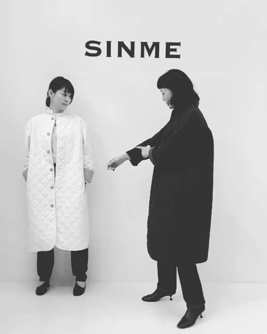 石田ゆり子のインスタグラム：「展示会の季節。 いきなり寒くなった本日、 仕事の合間を 縫いながら30分ずつ ２回行ったSINMEの展示会。 このキルティングのコート、 素敵だったなぁ。 白か黒かで悩むわれら。 😊☺️ #sinme」