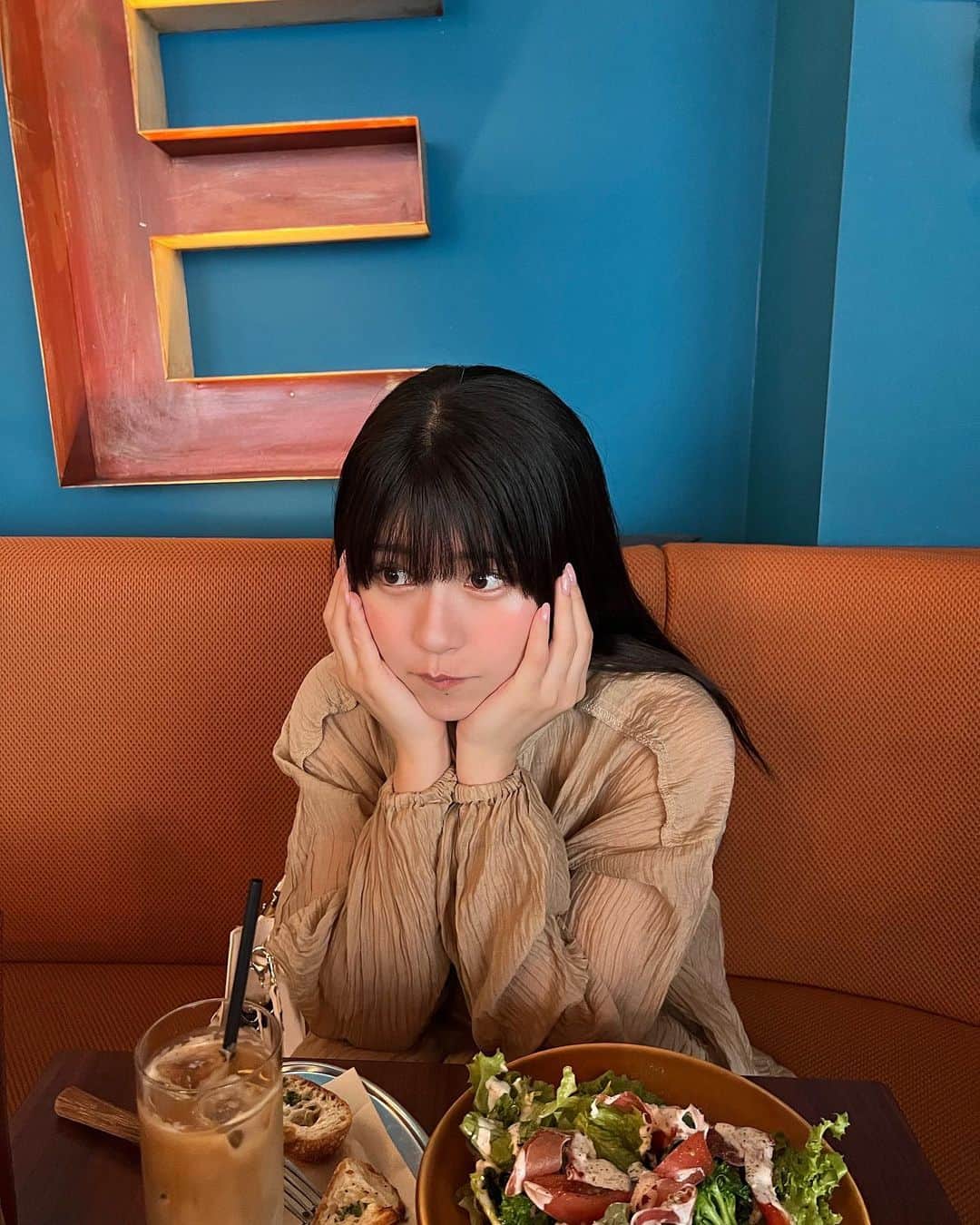 のインスタグラム：「宇田川カフェのジェノベーゼ大好きなんだけどランチはやってなかった〜😂 ダイエット中だからサラダ！！っていつも言ってる( ͡° ͜ʖ ͡° )笑  #宇田川カフェ #渋谷カフェ #pinue #春コーデ #ロングワンピース」