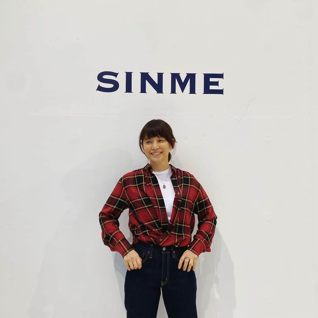 石田ゆり子のインスタグラム：「2022f/wのSINME このシャツシリーズ すごく好きだー。 デニムはストレートワンウォッシュです。」