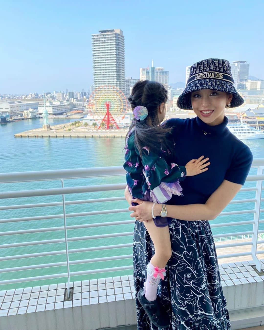 PINKYのインスタグラム：「神戸を満喫した日❤️🎡🐠  お部屋の窓から見える観覧車や、素敵な水族館に娘も大喜び👧🏻💕  ・・・  #love #happy #family #momlife #familytime #神戸」