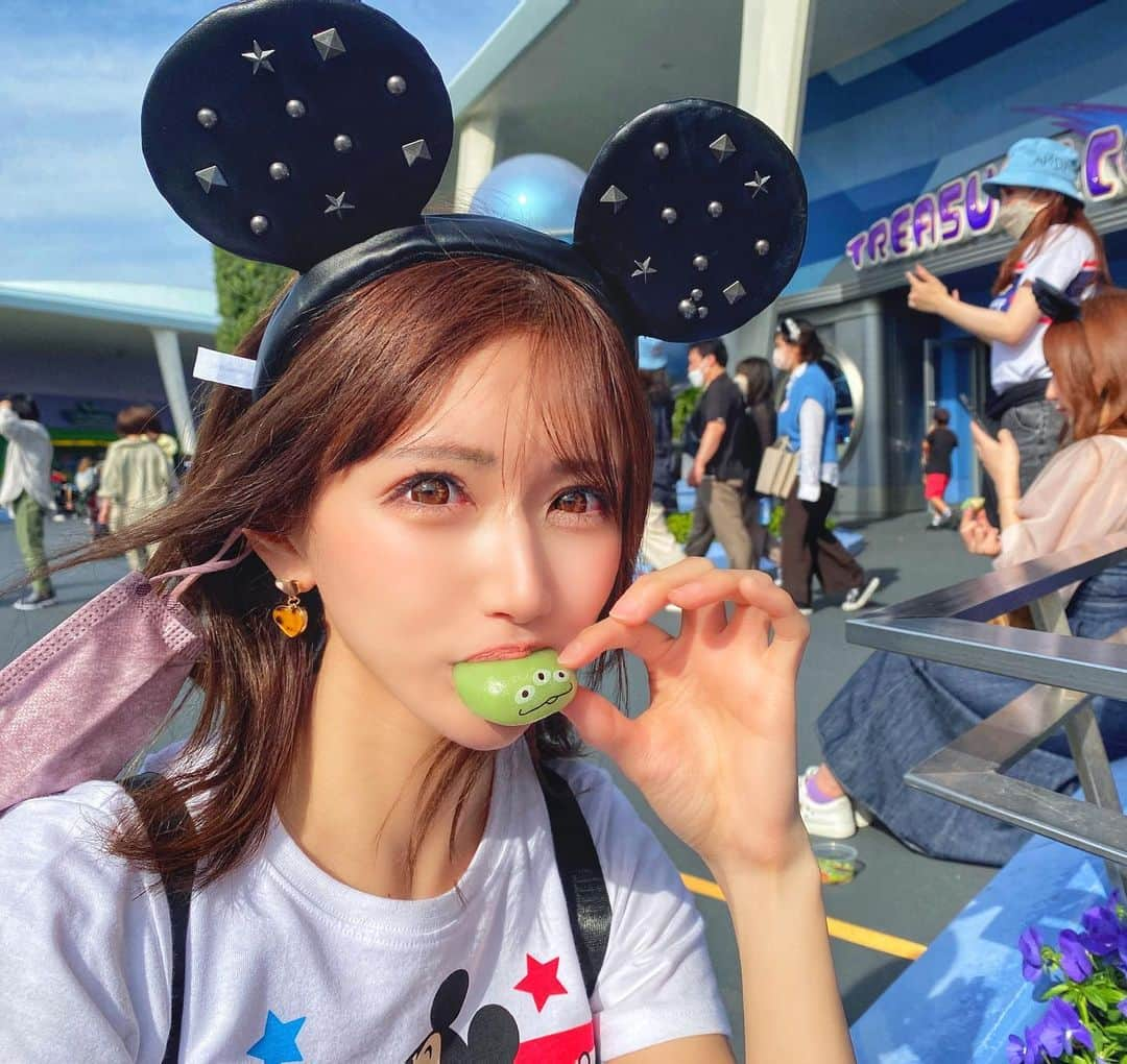 如月奈々のインスタグラム：「ディズニー🐭💚💚. これ食べてみたかった笑 . . #ディズニー　#Disney #ディズニーランド　#リトルグリーンメン」