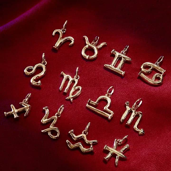 ウノデシンクエンタのインスタグラム：「Nuevos signos del zodiaco, realizados con clavos en baño de plata y oro. Más UNOde50 que nunca. Libertad y creatividad para romper con lo establecido. Sin límites.  New zodiac signs, crafted with silver- and gold-plated studs. More UNOde50 than ever. Freedom and creativity to break with tradition. Unlimited.  #UNOde50 #zodiac #horoscope #jewlery #gold」