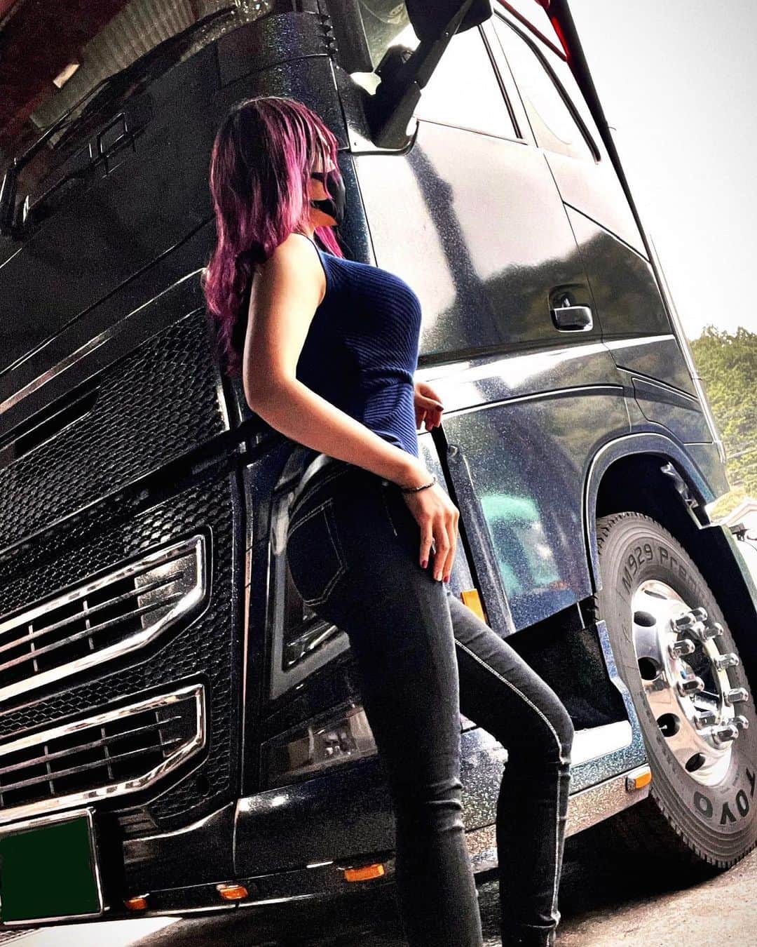 佐々木梨乃のインスタグラム：「❤️💙  #volvolife  #volvo #volvotruck   #volvodriver  #volvolove  #happylife   #ootdfashion #ootd  #gyda #denim   #筋トレ #尻トレ」