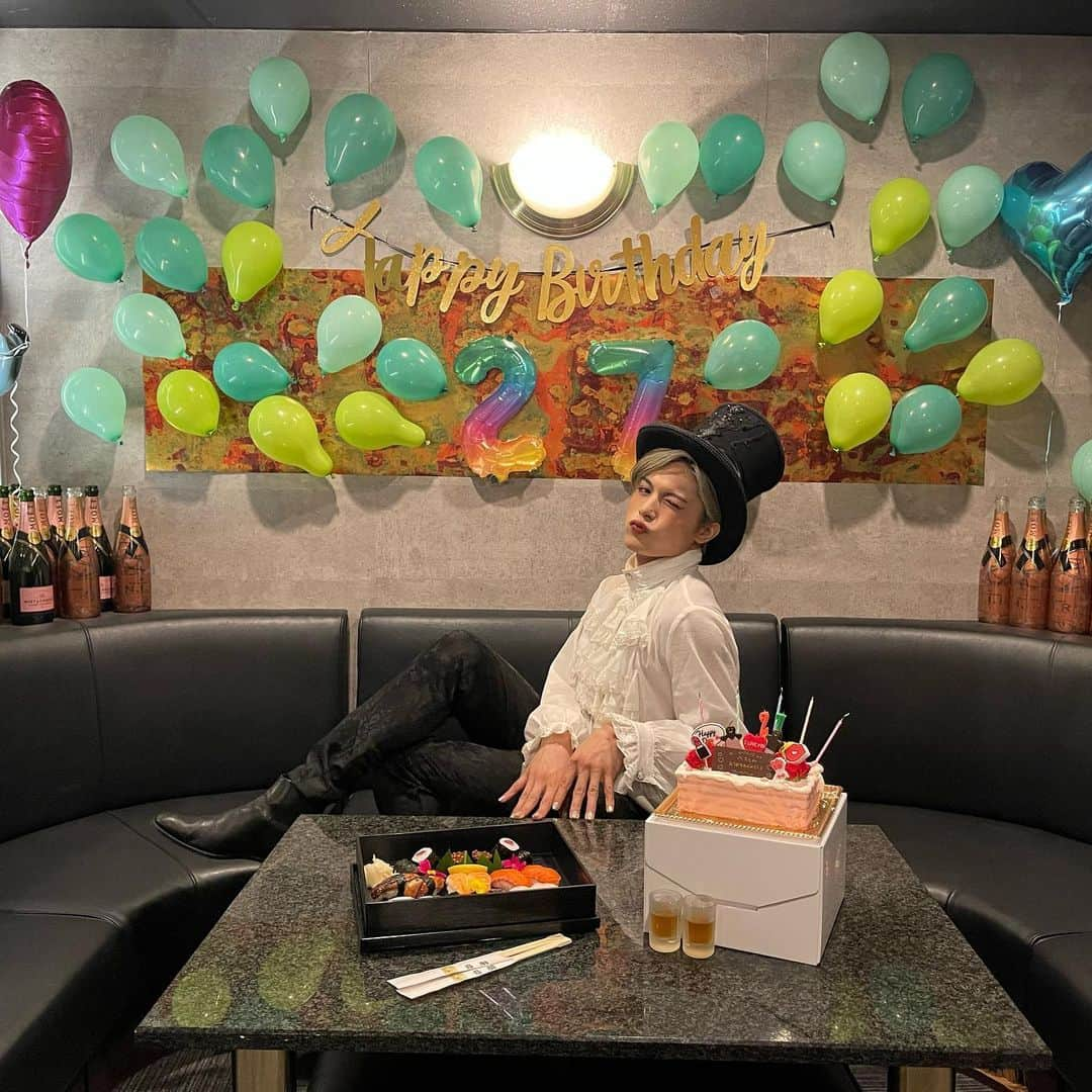 斉藤平七（へえ）のインスタグラム：「🎂ハッピーバースデー トゥ ミー🎂  4/14 で27歳になりました！！！ 嬉しいのやらどうなのやらで微妙なお年頃ですが、皆んなおめでとうと言ってくれるので嬉しいって事にしておこうかな？？笑  コロナでここ2年はまともにお店も営業できず自分でも気づかないくらいにじわじわフラストレーションが溜まっていたみたいでお客さんに会えたりお店に立てるだけで顔の筋肉がありえないくらいに緩むくらいでお仕事が髭猫娘が好きなんだなぁと再認識しました💚  まだまだ不安な毎日が続く今日この頃ですが、どうか皆さんが健康で幸せな毎日を送れることを祈ってます🙏  私もどんな小さな幸せにも気づける繊細で素敵な大人になれるよう1日1日を大切に過ごせたらと思いますっ」