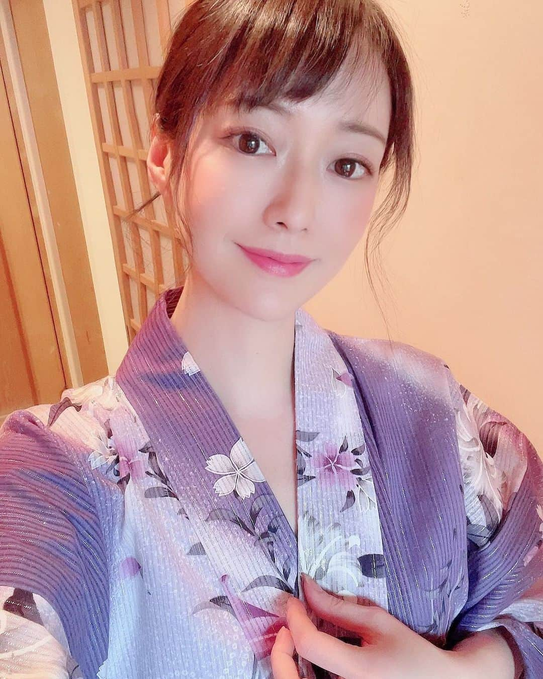 吉山りささんのインスタグラム写真 - (吉山りさInstagram)「👘 やっと就寝🥱😴😪  夢でね〜🌟   #浴衣 #👘 #yukata  #kimono  #ゆかた女子  #浴衣女子 #吉山りさ #モデル   #美肌ケア #model #Japanese #バスタオル女子 #バスタオルモデル #温泉 #温泉ソムリエ #お酒 #お風呂 #温泉モデル #温泉女子 #hotsprings #bañarse #모델 #pr #インフルエンサー #onsen #出張撮影   ✨✨✨✨✨ フリーで活動中🎬📸  全国🗾の #HOTEL #旅館  #レストラン 美容や店舗 様のPR案件などなど  経歴25年、プロとしてやっております。 お気軽にお問い合わせ下さいませ✉️  吉山りさ」4月14日 22時37分 - oreorerisa