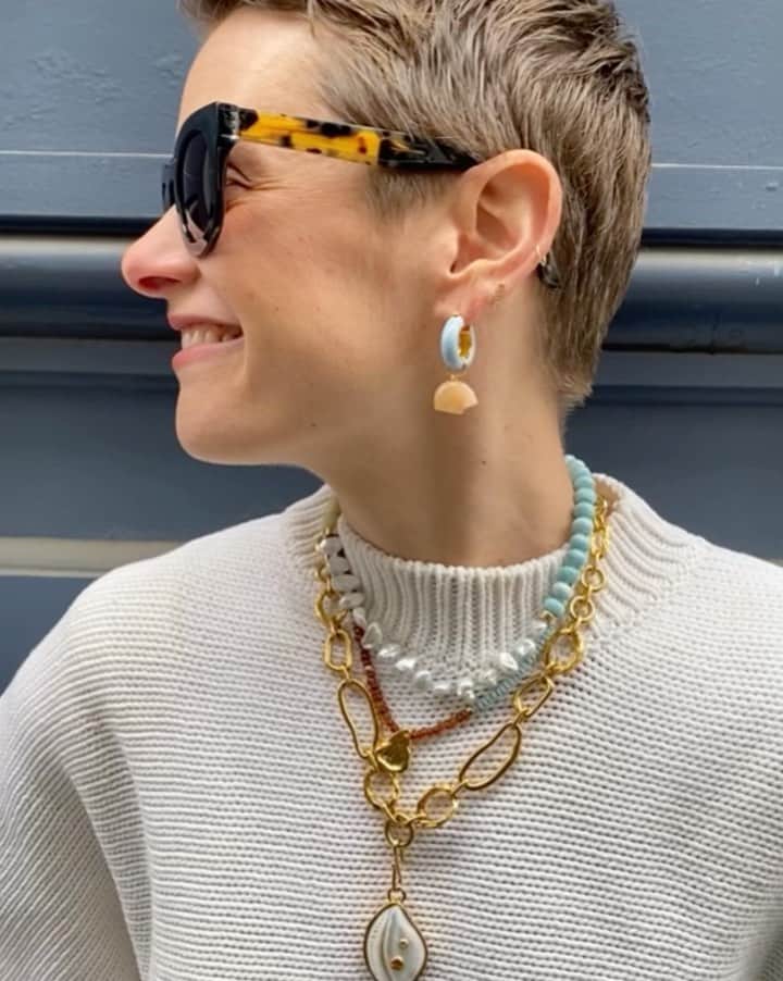リジー フォルトゥナートのインスタグラム：「Spot something new❔👀 Spring Mood Hoops drop tomorrow ‼️ 💐 iykyk #lizziefortunato」