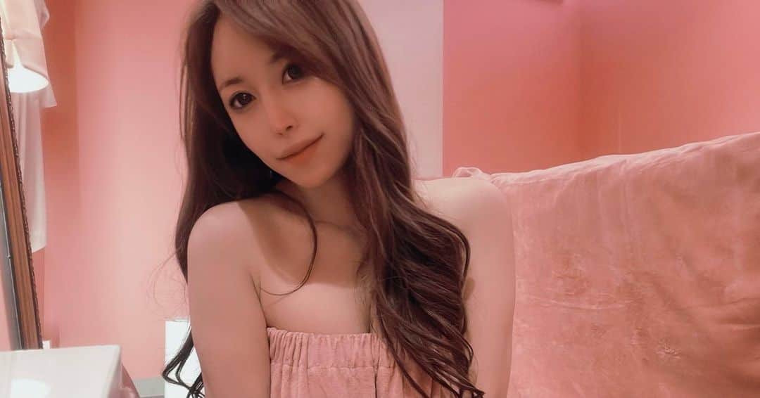 のインスタグラム：「・ ・ サボってたバストケア ちゃんと始める事にしたあ🕊💖 ・ ・ ナノカレントって体内を整える電流を流してくれるんだけどなんか凄い気持ち良くてうとうとしちゃった🌈 ハリupするらしいから これから楽しみ😎💛💛 ・ ・ にゃあ」