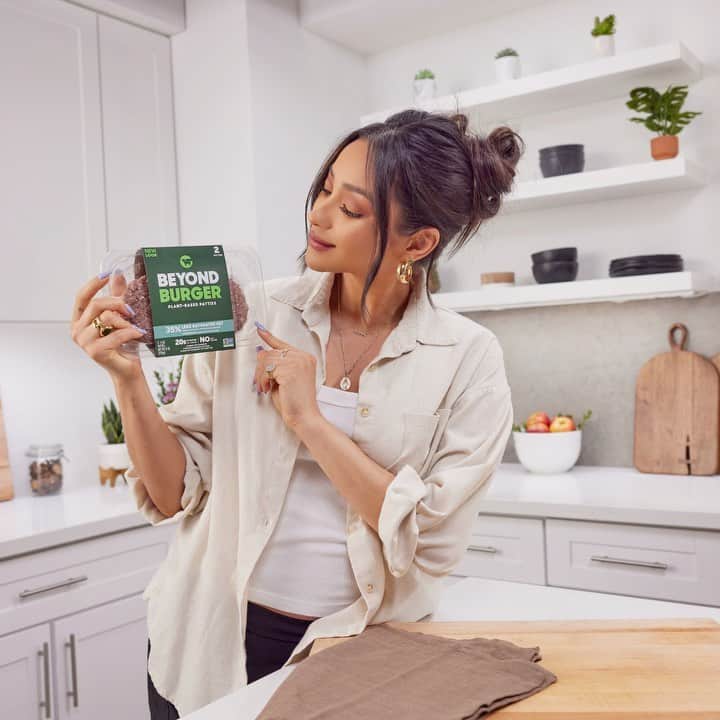 シェイ・ミッチェルのインスタグラム：「Earth day is every day, amiright? But 4/22 is a dedicated day to celebrate small (and big) things we can do to help help offset our carbon footprint. @beyondmeat ‘s Beyond Burger creates 90% less greenhouse gasses than beef, that makes it better for you and better for the planet. 🌎 #beyondambassador #ad」