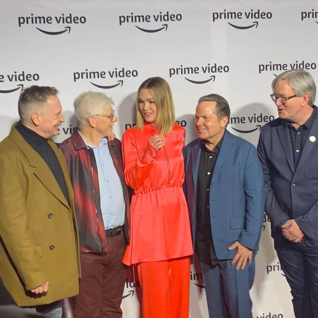 ジュリア・スタイルズのインスタグラム：「These guys are iconic. @kithonline Ahead of their time! IYDK, now you know, kiddos. Am I in the sixth season of #kidsinthehall? (I wish!) But I did get to breath the same air while promoting The Lake @primevideo this summer) ☀️🕶🕺🏻」