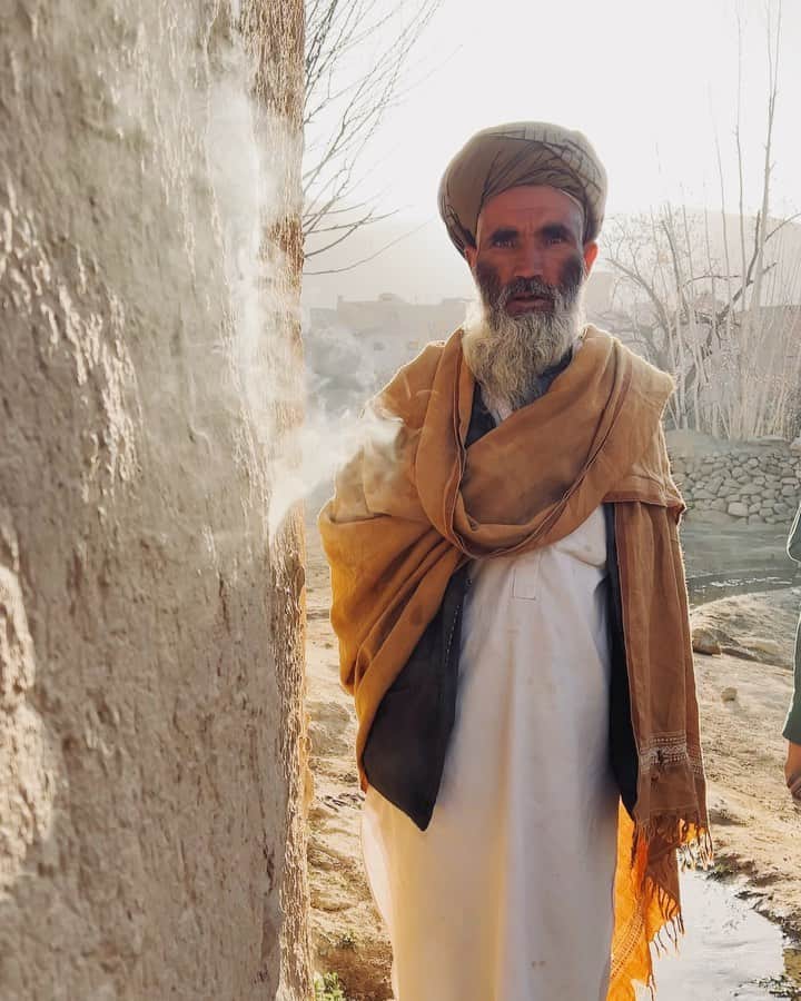 National Geographic Creativeのインスタグラム：「Video by @balazsgardi | Smoke seeps through the adobe walls of a home in Jang Joy Village, Wardak province, Afghanistan. We spent the previous night at the home of a Taliban fighter and woke up repeatedly gasping for air. Only later did we realize it was due to carbon monoxide passing through the wall from a cooking fire in the adjacent room.  To survey the impact of decades of war and daily life under the second coming of the Taliban, Jason Motlagh and I are driving along Afghanistan’s 1400-mile long National Highway 1, also known as the Ring Road.」