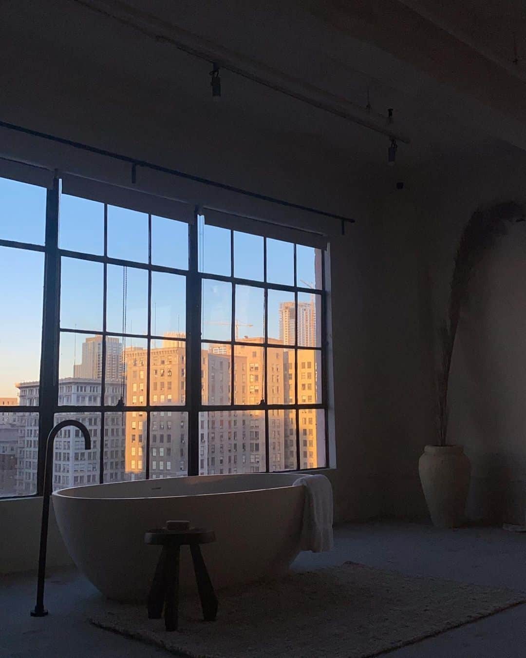 ブレッヒェ・ハイネンのインスタグラム：「🛁🤳🏼🌅💄🐭」