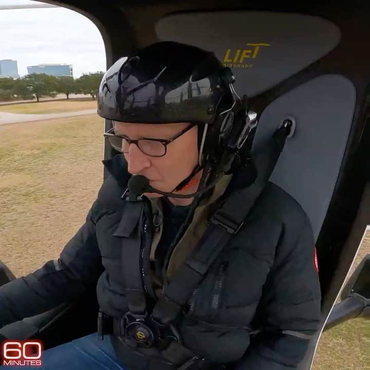 アンダーソン・クーパーのインスタグラム：「If you’ve ever dreamt of commuting in a flying car, this is as close as anyone will get anytime soon. It’s an eVTOL and a bunch of companies are testing all kinds of eVTOLS to be air taxis, potentially changing the way we live and get around. If you don’t know what eVTOL stands for, you will soon!  Check out the story this Sunday on @60minutes. @liftaircraft @jobyaviation @wisk.aero」