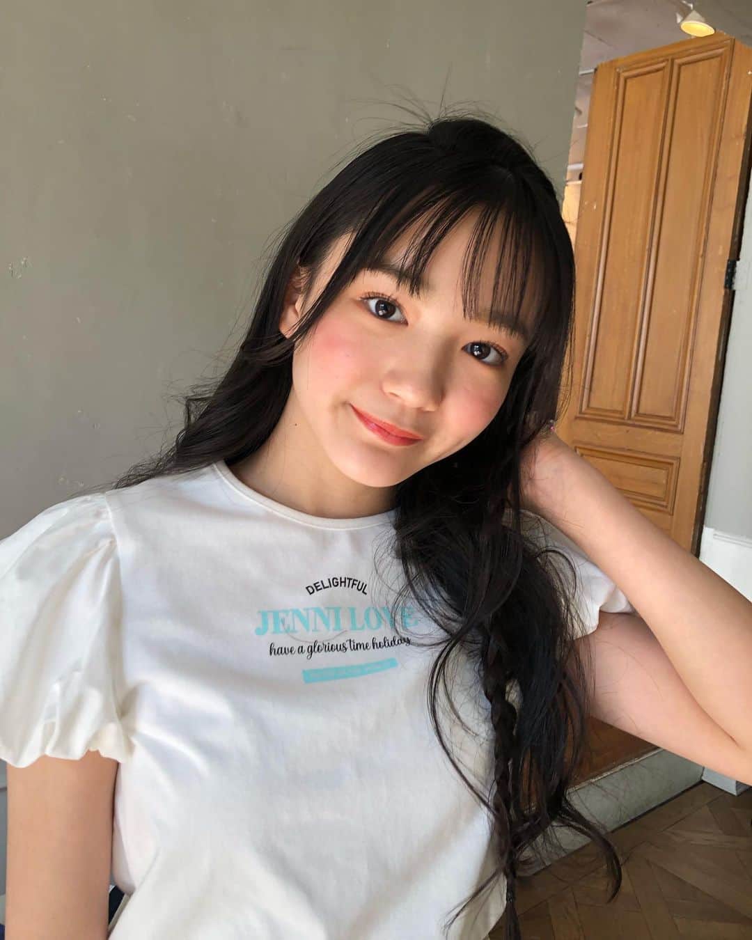 ニコ☆プチのインスタグラム：「大人っぽなサナのオフショットをちらり🐰🤍 この日の撮影は、ぽかぽかお天気で過ごしやすい日でしたよ☀️  #オフショット #石原咲奈」