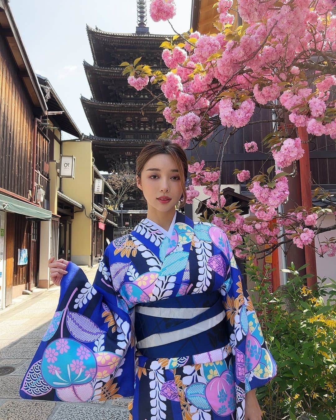 濱野りれさんのインスタグラム写真 - (濱野りれInstagram)「Found beautiful color💓  Kimono is my favorite event in Kyoto. When wearing a kimono, wrap a few towels around the waist to hide the curve of the woman. To prevent kimono from collapsing and wrinkles. The intentionally hidden curve is sometimes good, isn't it?😘   . 京都の街並みってタイムスリップしたみたいで大好き💙 あっ桜かも！って駆け寄ったら桜じゃなかった🌸 なんていう花なんだろう？🤔  . #kyoto #kyotojapan #kyotogram #hokanjitemple #hokanji #kimono #kimonostyle #kimonofashion #yukata #japaneseculture #japan_of_insta #japan_daytime_view #yaezakura  #八坂の塔 #法観寺 #法観寺八坂の塔 #京都 #京都観光 #着物 #浴衣 #八重桜」4月15日 13時04分 - riregram