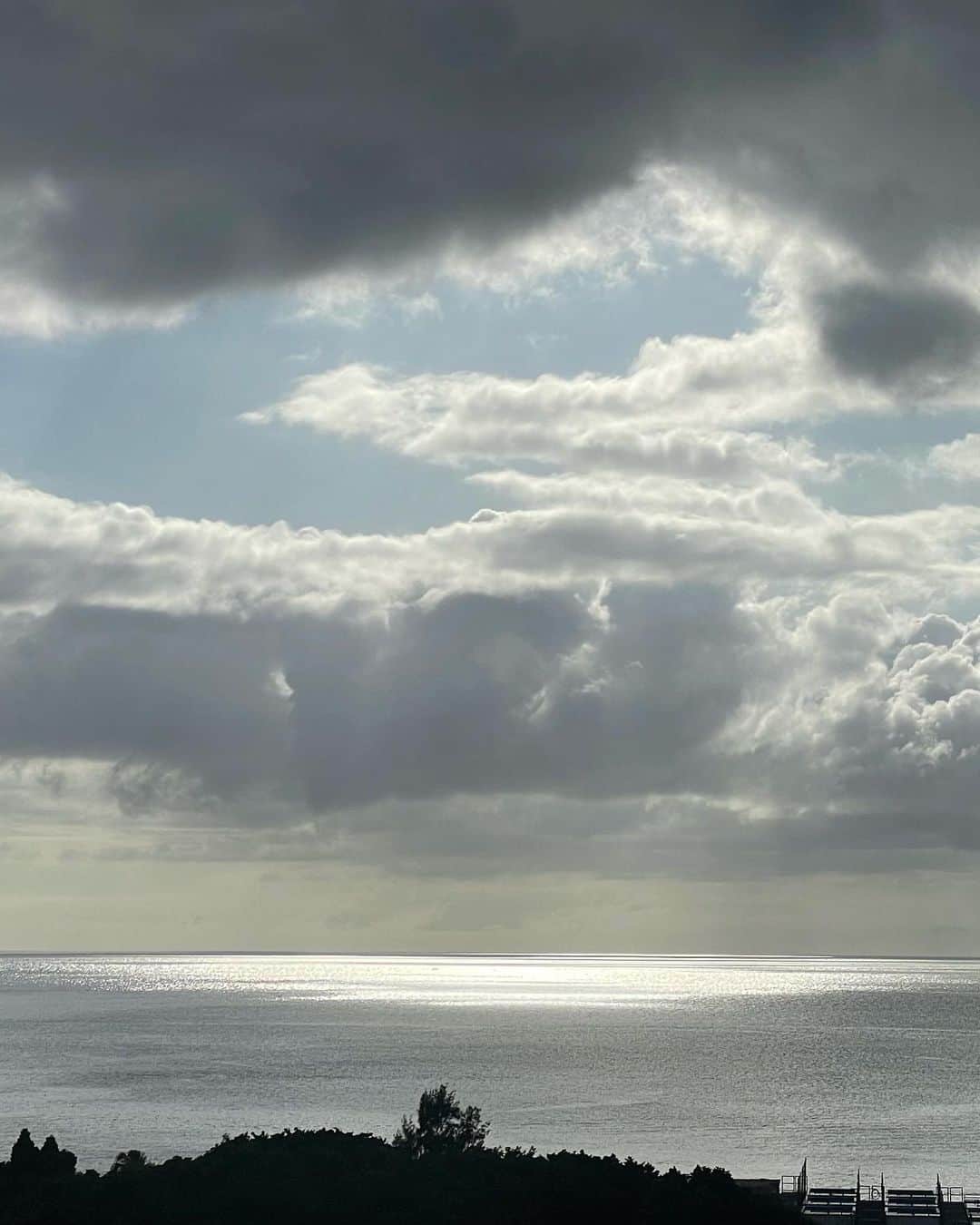 木下ココさんのインスタグラム写真 - (木下ココInstagram)「海面に落ちる太陽の光が綺麗で、 海を眺めていると自然と目が行く。 ・ 好きなものを目で追うのは 人に限らず。なんだね。笑　 ・ ・ ・ #視線の先 #sparkly  #sunshine #キラキラ #沖縄」4月15日 13時26分 - cocot_chan