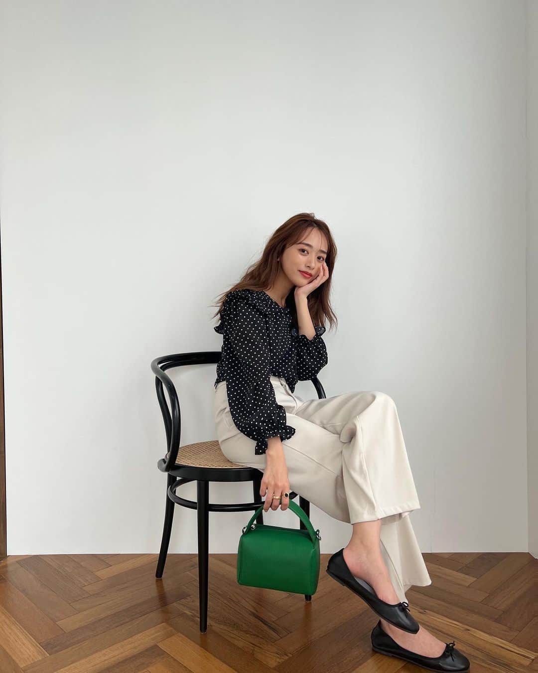 近藤千尋のインスタグラム：「本日、fifthから セレクトアイテム発売されました🌸 今回で第二弾💕 私がアイテムを選んでコーディネートを組んでみたので、お買い物の参考にしてみてくださいね🫡✨  一押しは #二段フリルカラードットブラウス ❣️ 甘すぎないドットのブラウスは、 この春絶対に使えるアイテムです🍊 #2wayストライプブラウス は ボリューム感のある袖が二の腕も カバーできるのも嬉しい❗️ #ゴールドボタンカーディガン は トレンドのグリーン×金ボタン🤍  #ウエストマークスリムワイドパンツ は ウエストのリボンがポイントで ワイド過ぎず足をスッキリ見せてくれます💕  #ティアーミディ丈スカート は ボリューム感のあるスカートで春から夏まで使える万能アイテム🥰  #fifth#fifthtl#フィフス#editsheen#エディットシーン @fifth_store @editsheen_store」