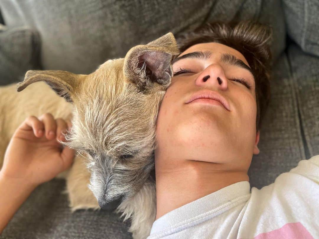 イライアス・ハーガーのインスタグラム：「Another photo with my dog . . . Because there haven’t been enough of those. 😂🐕」