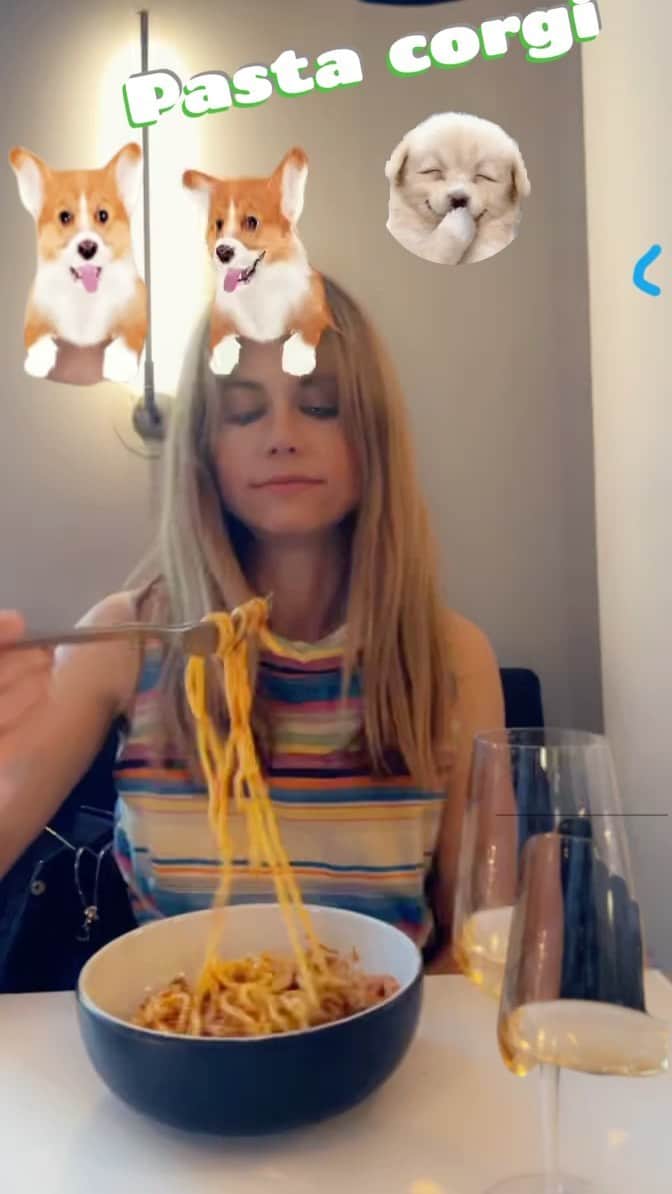 クレア・コフィーのインスタグラム：「budding auteur, obviously  📽: calvin」