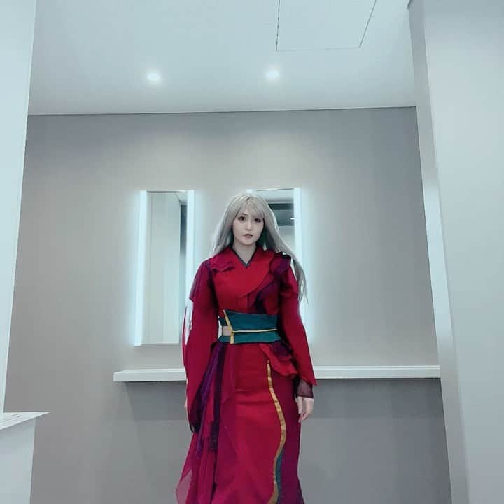 のインスタグラム：「❤️🖤  #変身 #変身動画」