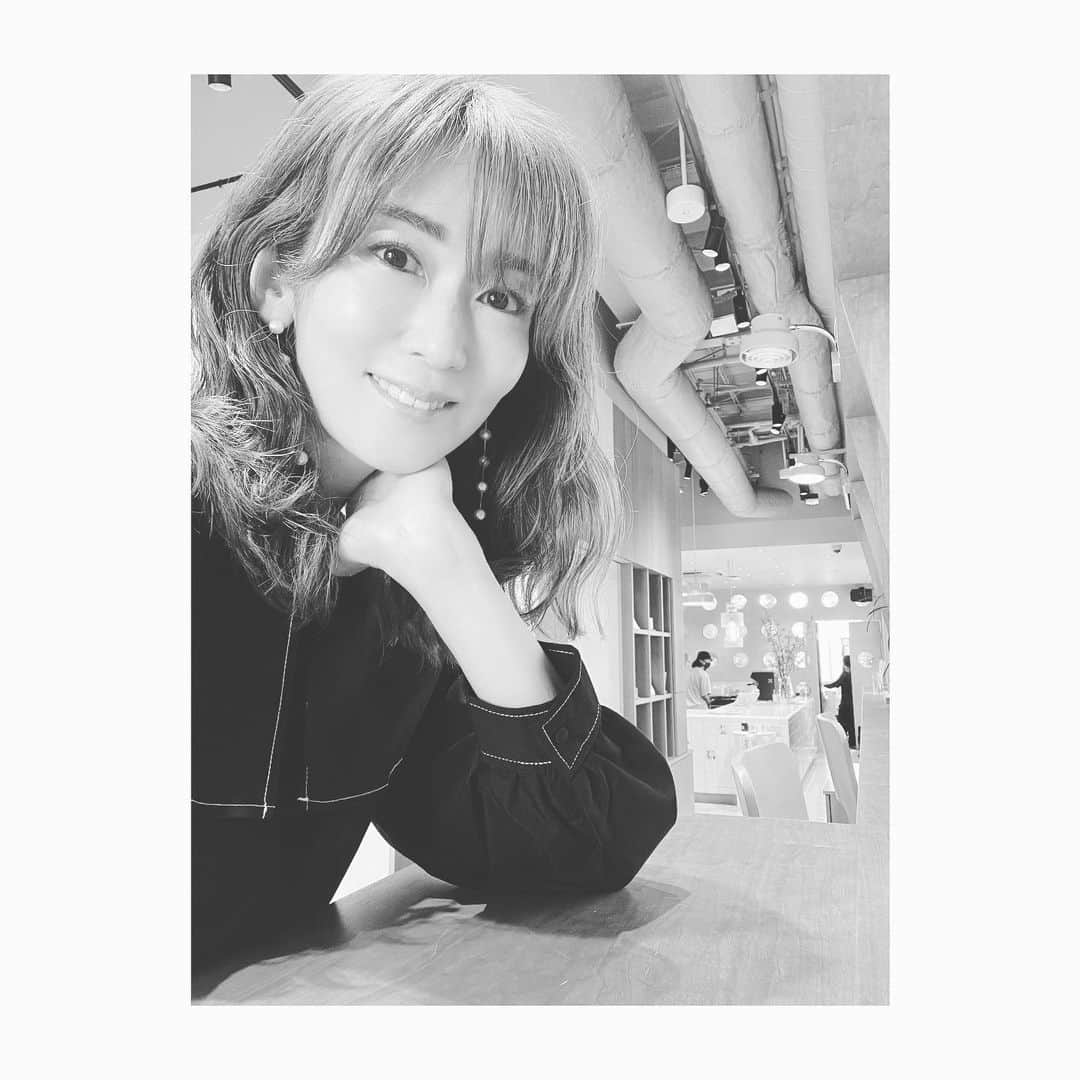 大河内奈々子のインスタグラム：「・ ・  偶然立ち寄ったカフェ☕️  あまりにも居心地が良く、ずっと本を読んで留まりたいと思ってしまった📖  少し家から遠いけれど、絶対にまた行く〜😆  もっとみんなと話せるように、、、 今、あれこれ考えてます！  もうちょっと待っててね😉  #nanakoohkouchi #大河内奈々子 #カフェ好きな人と繋がりたい」