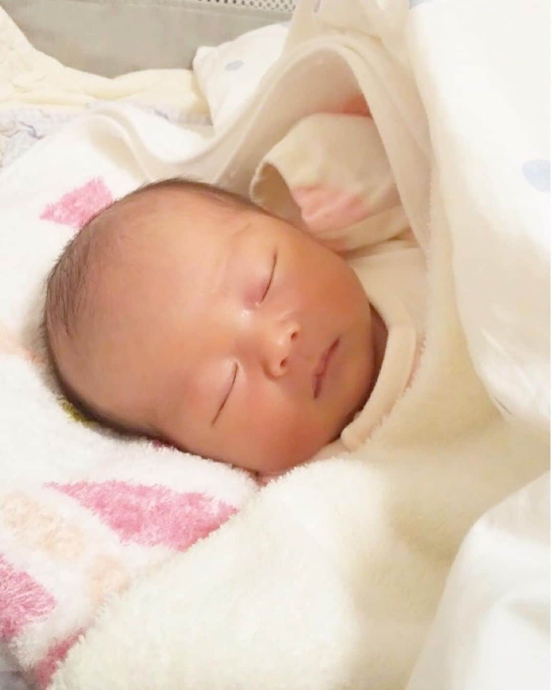 渡辺枝里子のインスタグラム：「【ご報告】  〔I delivered her on 6th April,2022✨🌈〕  4月6日🌸 予定日より1日早く、女の子を出産致しました。 母子共に健康で元気に過ごしております☺️  妊娠中は英国→日本への本帰国、 引っ越しやコロナと多々不安もありましたが  我が子の誕生を迎えた瞬間、 言葉にならない思いが溢れ出し、 とてもしあわせで、 感動と愛おしさでいっぱいになりました。  何事もなく無事に生まれてくれてありがとう。  産前から立ち会いまで、 私の気持ちや身体を一緒に大切にして過ごしてくれた主人、  また沢山の方の支えがありこの日を無事に迎えられたことに、改めて感謝致します。  これまで生きてきた中で貰った沢山の愛を、これから残すことなく注いでいこう。  あなたの未来が1秒でも多く、 笑顔で溢れるように☺️🌈✨  渡辺枝里子」