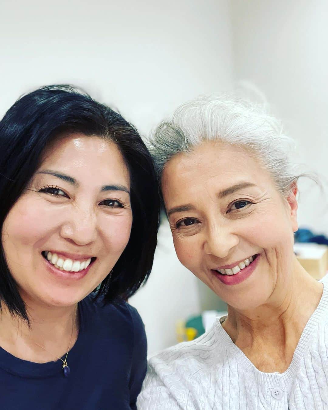 のインスタグラム：「久しぶりに清水ヤヨエさん@yyeyyeyyesのヘア👵🏻メイク💄❣️元気そうで良かった🥰何時もありがとう😊Had my hair & makeup done by Yayoe Shimizu @yyeyyeyyes Thank you Shimizusan😍💄👵🏻so good to see you❣️  🕊Peace & Kindness🕊  ✨May all your dreams come true✨  #greyhair #agepositive #positiveaging @sutekinaanohito_tkj #グレーへアー #エイジポジティブ #ポジティブエイジング #仕事大好き #現場のみなさん　@yyeyyeyyes」