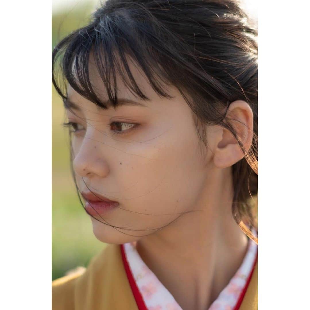 池田朱那のインスタグラム：「. 振袖撮りました👘  大好きなお友達(@aoi.suzu1017 )にヘアメイクと着付けをしてもらいました！ 本当にありがたい…😭💕  最後の写真は 桜にキスするような感じでって言われたけど 恥ずかしくなっちゃってなんかね…笑  📸 @kontamin18   #振袖」