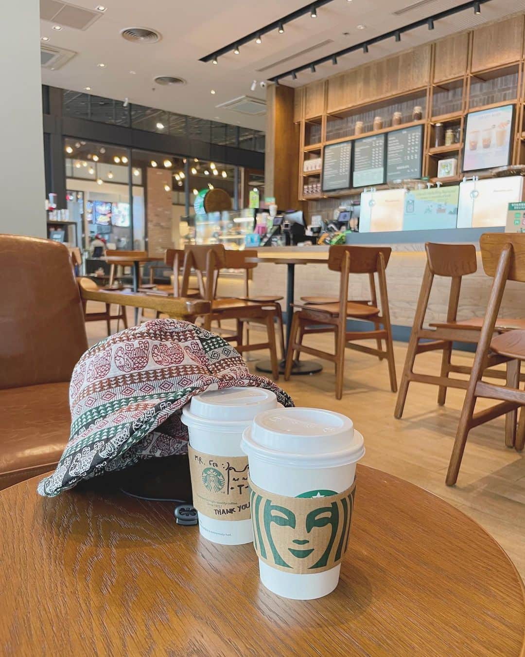 のインスタグラム：「タイのスタバは人が少ない🥤 日本はいつ行っても混んでるけど🤣🤣🤣 アーモンドミルクが日本と違う味で悲しい🥜 黄色のピノの味にしたいけどカスタムの英語わからず、、🥺🥺  #みまる #mimaru #🇹🇭 #海外移住 #タイ #バンコク #タイ移住 #バンコク生活 #bangkok #thailand #海外生活  #海外旅行  #ナチュラルライフ #干物女 #自由人 #youtuber #バンコク情報  #みまるチャンネル #在タイ日本人 #在タイ #バンコク駐妻 #バンコク観光 #バンコク旅行 #バンコクカフェ #starbucksthailand #アーモンドミルク」