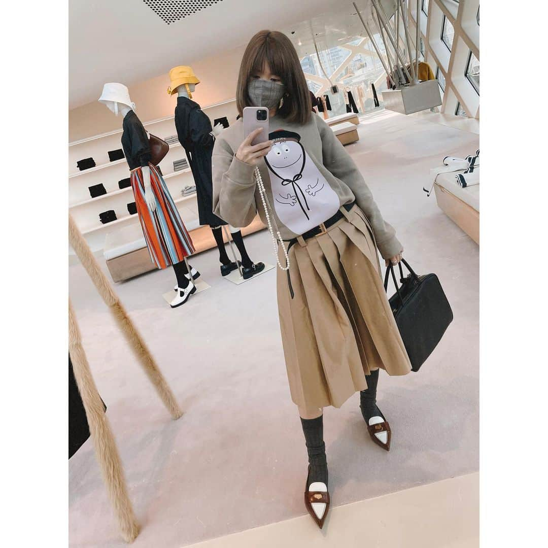 紗栄子さんのインスタグラム写真 - (紗栄子Instagram)「久しぶりにファッションの写真🐥  sweat @patou  skirt.bag.shoes.socks @miumiu mask @snidel_official   火曜日にアップしたYouTubeで突撃したバーバパパ着てます💖💖💖」4月15日 10時39分 - saekoofficial