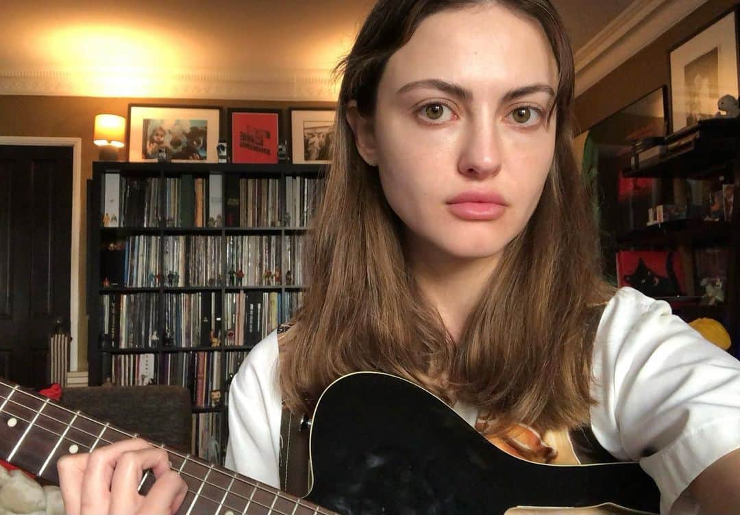 トゥルー・ミューレンのインスタグラム：「Look mom I play guitar now」