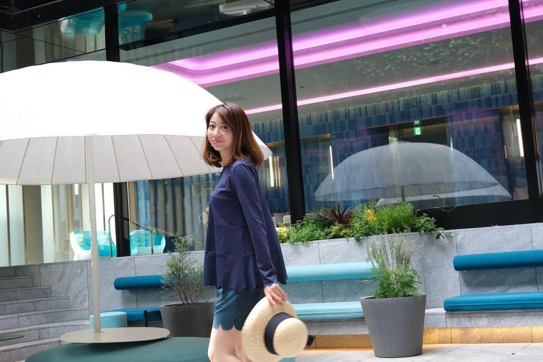 のインスタグラム：「去年、即完だった @donobanweb とのコラボのラッシュガード。 今年は、同じスカラップデザインでショートパンツも発売します🌴  自分が欲しい！と思うラッシュガードがなかなかなくて、Aラインで絶妙な丈感で気になる部分をカバーしつつ、すっきり見えて体型カバーも◎マタニティの方にもオススメです。 ラッシュガードカラー▶︎ブラック・ネイビー・グリーン・ホワイト パンツ▶︎ブラック・ギンガムチェック・ネイビー・グリーン 本日12時50分発売スタートです♡ お届けは5月の中旬になります‼︎(ロックダウンの影響があり。でもう少し早いかもです。)  #UVカット#紫外線対策バッチリ#ラッシュガード#ラッシュガード水着 #ラッシュガード必須 #ドノバン#donoban #ママコーデ #水着#Rashguard#マタニティコーデ」