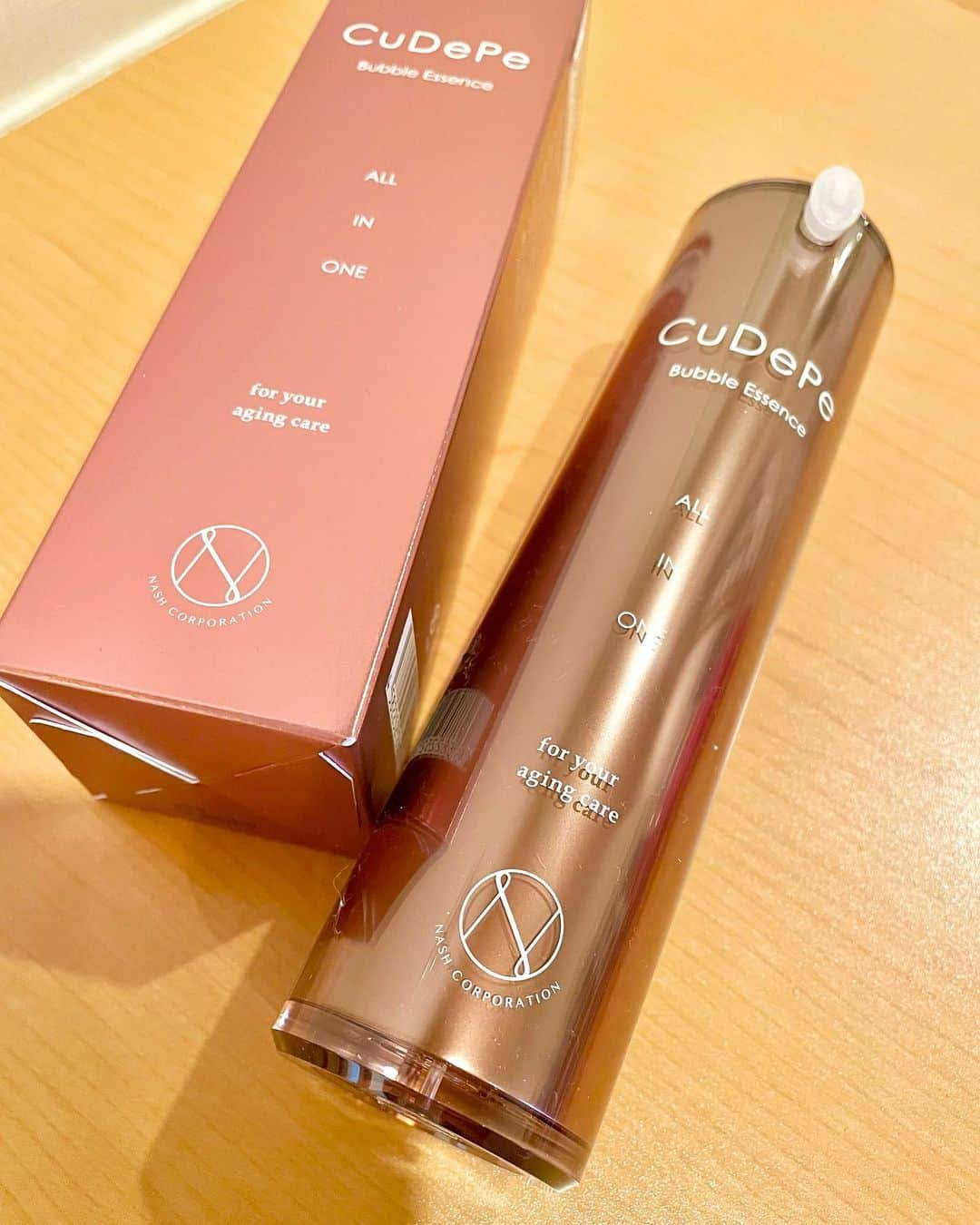 吉山りささんのインスタグラム写真 - (吉山りさInstagram)「🥰 CuDePe Bubble Essence 📍クーディーピー　バブルエッセンス  📸先に2枚目見てください🥰  めちゃくちゃツヤもち肌になれました😍😍😍 え凄い❣️なにこれ💓と声が出た✨  肌のモッチリにテンション⤴︎⤴︎⤴︎🆙  ☝️洗顔後これだけ🥰泡のオールインワン🙆‍♀️⭕️  ✅洗い流さないでOK ✅拭き取らないでOK ✅つけっぱなしでOK  📍「自己発泡」（炭酸ではない❌） ↓ クリーム成分のフッ素が空気に触れると自己発泡😍👏凄い‼️  高級キャビアやアナツバメエキス、15種類のハーブも配合✨  ✨✨✨ 泡で出ると思ったらクリーム出てきてビックリ😍  📸写真撮ってる間にクリームがすぐモコモコ😂  1分もしないうちに泡になり それを肌に叩きながら入れ込むと  😍😍😍まぁ〜感動ツヤもち肌❣️  🥰 ミクロバブルが弾けて肌に浸透💗  結果 ↓ 効果を早く実感できる⭕️  良い事だらけだし 香りも良くて完全にハマった😍  面倒くさがりな私が最高にヒットしました🥰😍💗（笑）  📌美容室・エステサロンでのみ販売してるらしいので 売ってるところ見つけておきたいなぁ💕  PR @nash_tokyo #クーディーピーバブルエッセンス #保湿美容液 #オールインワン化粧品 #炭酸パック #つや肌 #クーディーピー #エイジングケア #もち肌  #美容 #美肌 #美肌ケア  #コスメ  #韓国 #korea  #韓国コスメ やっぱり好きだな💕 #キャビア #アナツバメ #ココナッツオイル #乾燥肌 #敏感肌  #保湿ケア    #吉山りさ #モデル #すっぴん美人 #beautifulpeople目指したい🥺 #くすみ  #美  #beauty  #40代 #時短メイク」4月15日 10時56分 - oreorerisa