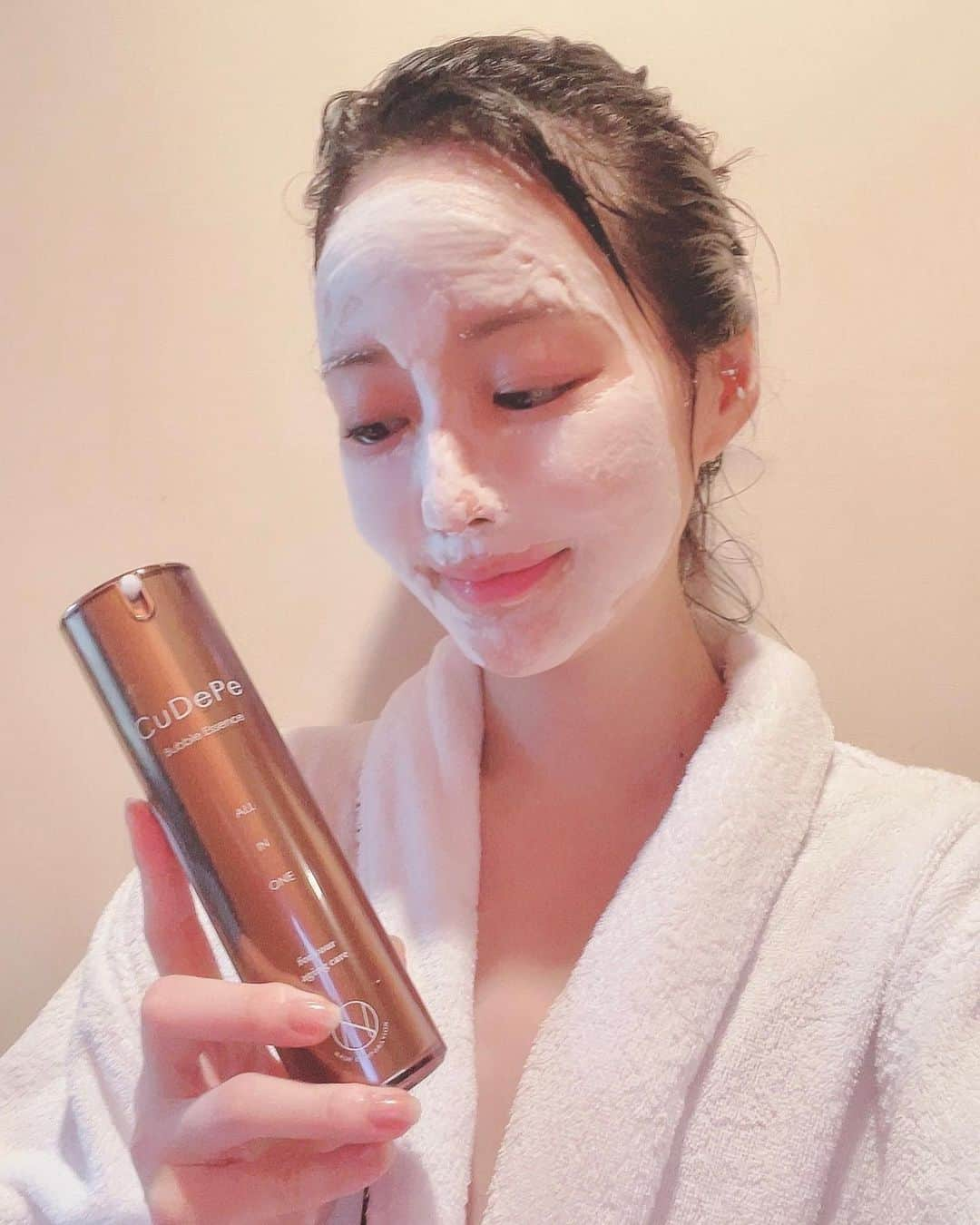 吉山りささんのインスタグラム写真 - (吉山りさInstagram)「🥰 CuDePe Bubble Essence 📍クーディーピー　バブルエッセンス  📸先に2枚目見てください🥰  めちゃくちゃツヤもち肌になれました😍😍😍 え凄い❣️なにこれ💓と声が出た✨  肌のモッチリにテンション⤴︎⤴︎⤴︎🆙  ☝️洗顔後これだけ🥰泡のオールインワン🙆‍♀️⭕️  ✅洗い流さないでOK ✅拭き取らないでOK ✅つけっぱなしでOK  📍「自己発泡」（炭酸ではない❌） ↓ クリーム成分のフッ素が空気に触れると自己発泡😍👏凄い‼️  高級キャビアやアナツバメエキス、15種類のハーブも配合✨  ✨✨✨ 泡で出ると思ったらクリーム出てきてビックリ😍  📸写真撮ってる間にクリームがすぐモコモコ😂  1分もしないうちに泡になり それを肌に叩きながら入れ込むと  😍😍😍まぁ〜感動ツヤもち肌❣️  🥰 ミクロバブルが弾けて肌に浸透💗  結果 ↓ 効果を早く実感できる⭕️  良い事だらけだし 香りも良くて完全にハマった😍  面倒くさがりな私が最高にヒットしました🥰😍💗（笑）  📌美容室・エステサロンでのみ販売してるらしいので 売ってるところ見つけておきたいなぁ💕  PR @nash_tokyo #クーディーピーバブルエッセンス #保湿美容液 #オールインワン化粧品 #炭酸パック #つや肌 #クーディーピー #エイジングケア #もち肌  #美容 #美肌 #美肌ケア  #コスメ  #韓国 #korea  #韓国コスメ やっぱり好きだな💕 #キャビア #アナツバメ #ココナッツオイル #乾燥肌 #敏感肌  #保湿ケア    #吉山りさ #モデル #すっぴん美人 #beautifulpeople目指したい🥺 #くすみ  #美  #beauty  #40代 #時短メイク」4月15日 10時56分 - oreorerisa