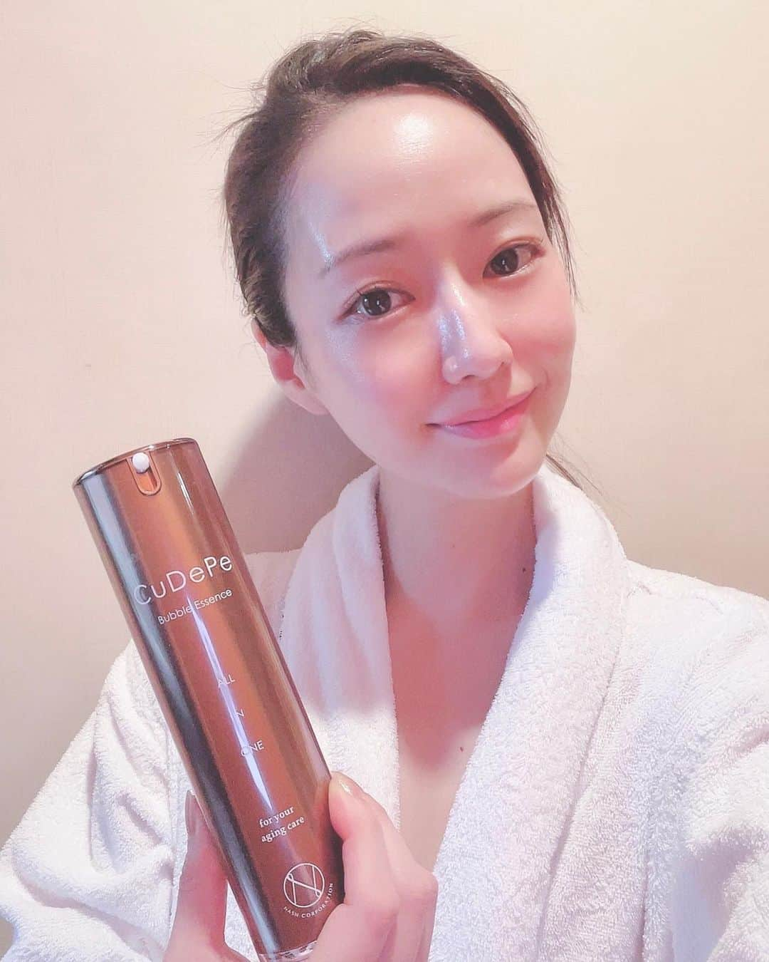 吉山りささんのインスタグラム写真 - (吉山りさInstagram)「🥰 CuDePe Bubble Essence 📍クーディーピー　バブルエッセンス  📸先に2枚目見てください🥰  めちゃくちゃツヤもち肌になれました😍😍😍 え凄い❣️なにこれ💓と声が出た✨  肌のモッチリにテンション⤴︎⤴︎⤴︎🆙  ☝️洗顔後これだけ🥰泡のオールインワン🙆‍♀️⭕️  ✅洗い流さないでOK ✅拭き取らないでOK ✅つけっぱなしでOK  📍「自己発泡」（炭酸ではない❌） ↓ クリーム成分のフッ素が空気に触れると自己発泡😍👏凄い‼️  高級キャビアやアナツバメエキス、15種類のハーブも配合✨  ✨✨✨ 泡で出ると思ったらクリーム出てきてビックリ😍  📸写真撮ってる間にクリームがすぐモコモコ😂  1分もしないうちに泡になり それを肌に叩きながら入れ込むと  😍😍😍まぁ〜感動ツヤもち肌❣️  🥰 ミクロバブルが弾けて肌に浸透💗  結果 ↓ 効果を早く実感できる⭕️  良い事だらけだし 香りも良くて完全にハマった😍  面倒くさがりな私が最高にヒットしました🥰😍💗（笑）  📌美容室・エステサロンでのみ販売してるらしいので 売ってるところ見つけておきたいなぁ💕  PR @nash_tokyo #クーディーピーバブルエッセンス #保湿美容液 #オールインワン化粧品 #炭酸パック #つや肌 #クーディーピー #エイジングケア #もち肌  #美容 #美肌 #美肌ケア  #コスメ  #韓国 #korea  #韓国コスメ やっぱり好きだな💕 #キャビア #アナツバメ #ココナッツオイル #乾燥肌 #敏感肌  #保湿ケア    #吉山りさ #モデル #すっぴん美人 #beautifulpeople目指したい🥺 #くすみ  #美  #beauty  #40代 #時短メイク」4月15日 10時56分 - oreorerisa