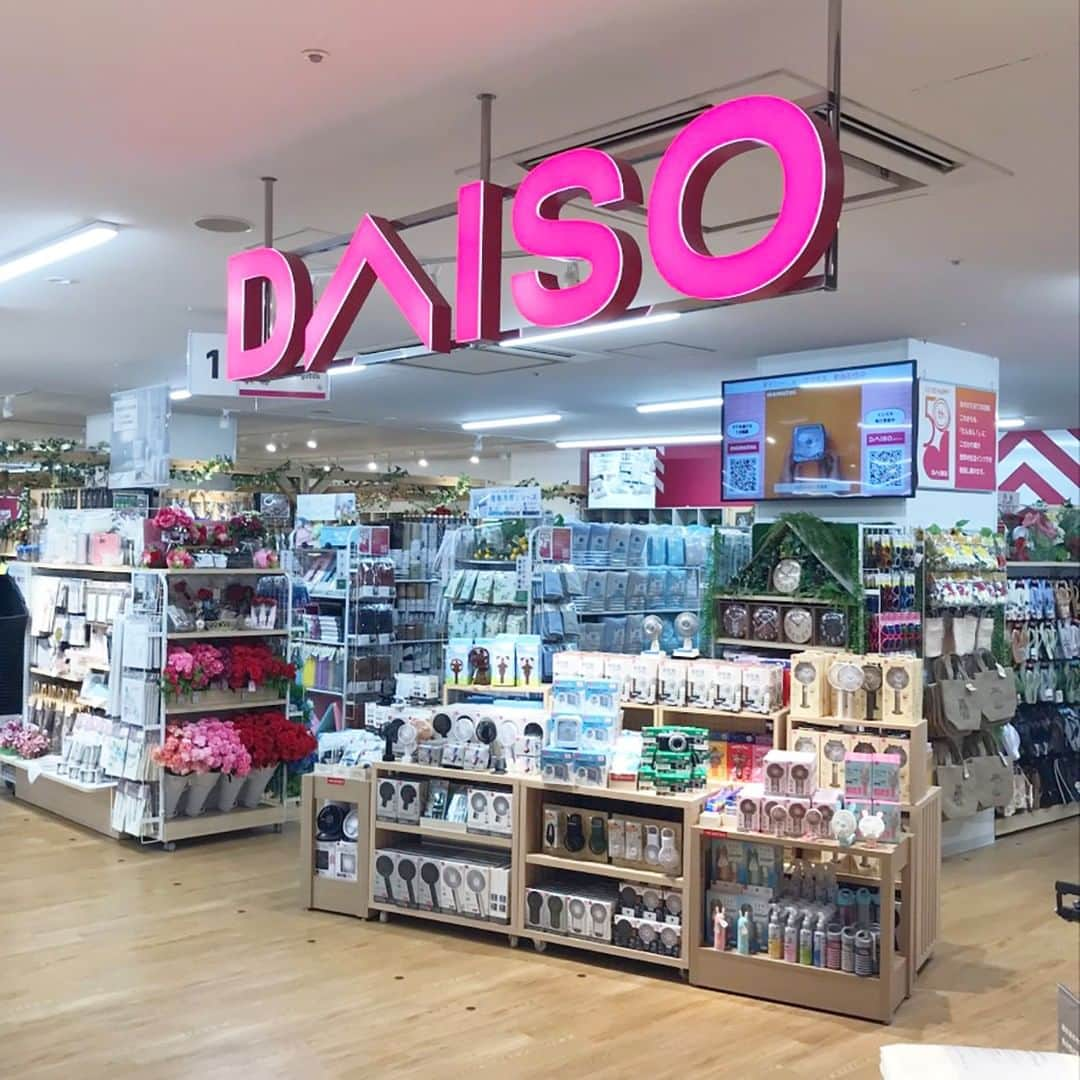 ダイソーさんのインスタグラム写真 - (ダイソーInstagram)「＜New Open＞ 本日4月15日（金）、「DAISO」「Standard Products」「THREEPPY」の3ブランドが同フロアに初集結した「グローバル旗艦店」がマロニエゲート銀座2・6Fにオープンいたしました！  主要ブランドが同じフロアに揃うことで、お買い物もしやすく商品セレクトの幅が広がります。 ぜひお越しくださいませ。  DAISO・Standard Products・THREEPPY マロニエゲート銀座店 営業時間：11:00～21:00 ※新型コロナウイルス感染拡大防止のため変更の場合有 休業日：マロニエゲート銀座に準じる 住所：東京都中央区銀座3-2-1 マロニエゲート銀座2・6F マロニエゲート銀座店Instagram： @daiso_global_official  #ダイソー #daiso #daisojapan #standardproducts #スタンダードプロダクツ #threeppy #スリーピー #マロニエゲート銀座 #銀座」4月15日 11時00分 - daiso_official