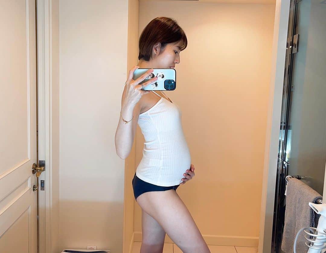 菊池瑠々のインスタグラム：「妊娠18週目🤰💓 YouTubeのコメントにもお腹見たいってコメントがあったので☺️  お腹もだんだん大きくなってきて、私服でもお腹がわかるようになってきた！ 今までの妊娠の中でお腹が大きくなるスピードが一番早い気がする‼️ お腹が伸びやすくなったのか、食べ過ぎちゃんなのか笑  お腹のおかげで腰痛の日々痛くなってます😂 ベルトが手放せない！！ 歪みも酷いだろうから産後はちゃんとメンテナンスしないとなー！！ 筋肉も落ちたから運動も徐々に始めたいな🧘🏻‍♀️←ちなみにヨガは苦手w  #妊娠18週#お腹の記録#妊婦 #インターナショナルスクール  #妊娠5ヶ月#安定期#第4子 #年の差夫婦#26歳差夫婦 #ママ#ママモデル#年の差婚 #2歳差育児#年子#長男 #3人のママ#3人育児#3児ママ #男の子ママ#女の子ママ #2歳#3歳#5歳#姉妹ママ #pregnant#mama#孕妇」