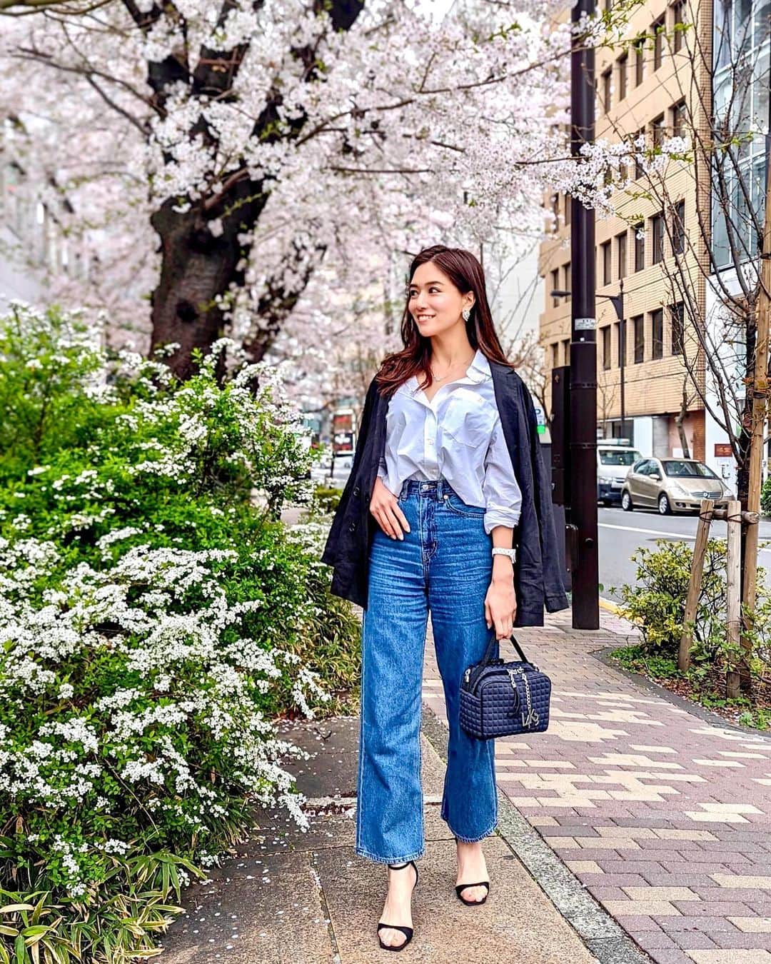 石井里奈さんのインスタグラム写真 - (石井里奈Instagram)「こんにちは☀️ . まだ桜が咲いてた頃の写真📸 この頃とにかく写真撮り溜めていたのでまだまだあります💕 . この春沢山デニムを新調✨ 今年はTシャツにデニムでかっこよくきまるスタイルになりたいんだ！ （お昼ご飯チャーハンと餃子食べながら投稿してますが🐷笑） . jacket... @munich_official  shirts... @milaowen_official  denim... @levis_japan @snidel_official  sandals... @charleskeith_jp  bag... @l4k3style_japan @classy_closet_official  . もうジャケットでも充分暖かい！ 昨日今日は雨でちょっと寒いけど、私もクローゼットは衣替えしました♥️ . これから暖かくなるのが楽しみです😆✨ . #りなまるコーデ #munich #ミューニック #milaowen #ミラオーウェン #スナイデル #snidel #levis #リーバイス #デニムコーデ #l4k3 #レイク #classy__leaders #クラッシー #デニム #denimstyle #桜 #sakura #cherryblossom #お花見 #さくら #春コーデ #春服コーデ #ジャケットコーデ #パンツコーデ #白シャツ #白シャツコーデ #デニムパンツ #きれいめカジュアル #きれいめコーデ」4月15日 12時06分 - ri7tin1025