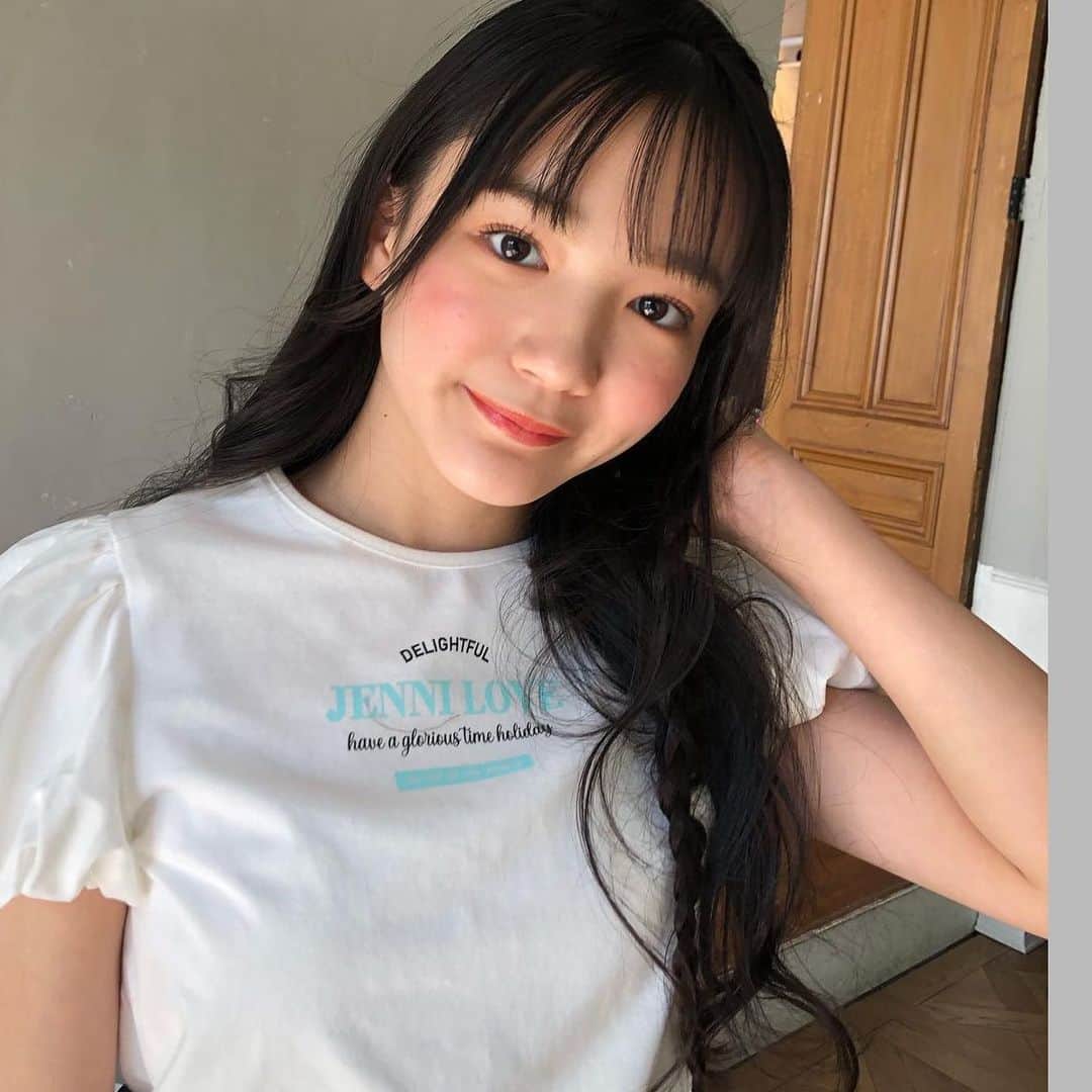 ニコ☆プチのインスタグラム：「大人っぽなサナのオフショットをちらり🐰🤍 この日の撮影は、ぽかぽかお天気で過ごしやすい日でしたよ☀️  #オフショット #石原咲奈」