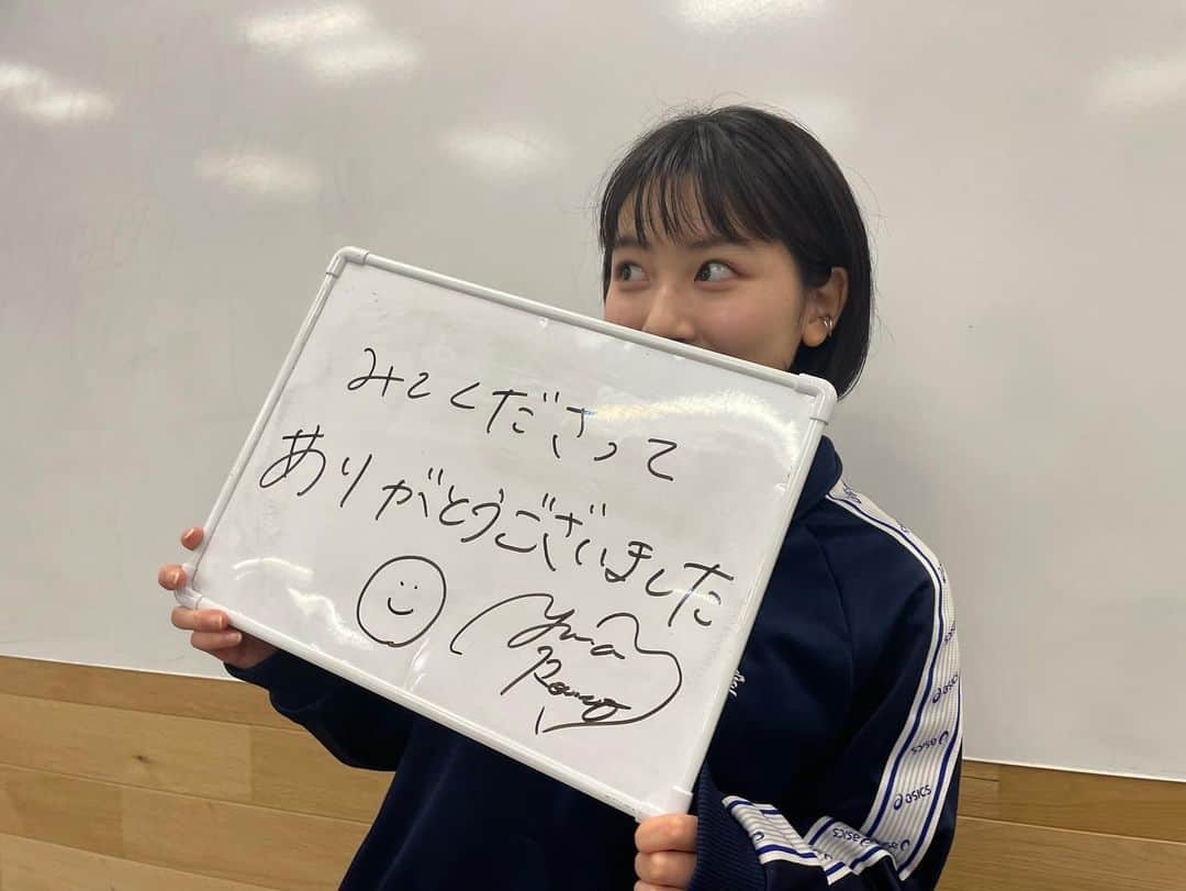 小室ゆらさんのインスタグラム写真 - (小室ゆらInstagram)「⌇🏃‍♂️ ⁡ ⁡ 昨日の生配信来てくださった方、 ありがとうございました〜！！ ⁡ 来られなかった方も是非次はちらっと覗きに来てくださいね🧏🏻‍♀️ ⁡ ⁡ 3枚目、手伝ってくださったスタッフさんと☺︎︎ 楽しそうだ、、🤭笑 ⁡ ⁡ ♡」4月15日 21時52分 - komuro_yura_official